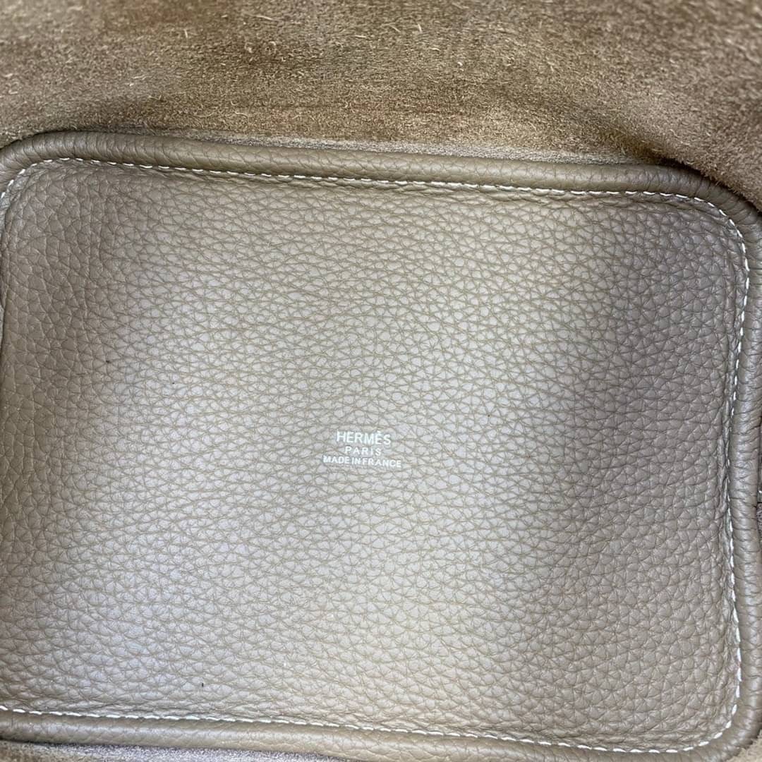 หนังแท้ Hermes Picotin Lock 18 bag กระเป๋าถือแบรนด์หรูระดับโลก งานเกรดออรินอล หนังแท้ทั้งใบ หนังมีลายทอริลลอนคล้ายของจริง มาพร้อมตัวล็อคเคลลี่ Kelly lock รูปทรงเรียบแต่หรู ใช้งานได้ทุกโอกาส ถือง่าย ใช้งานง่าย ภายในโล่งกว้าง ภาพสินค้าถ่ายจากงานขายจริง ใช้ง