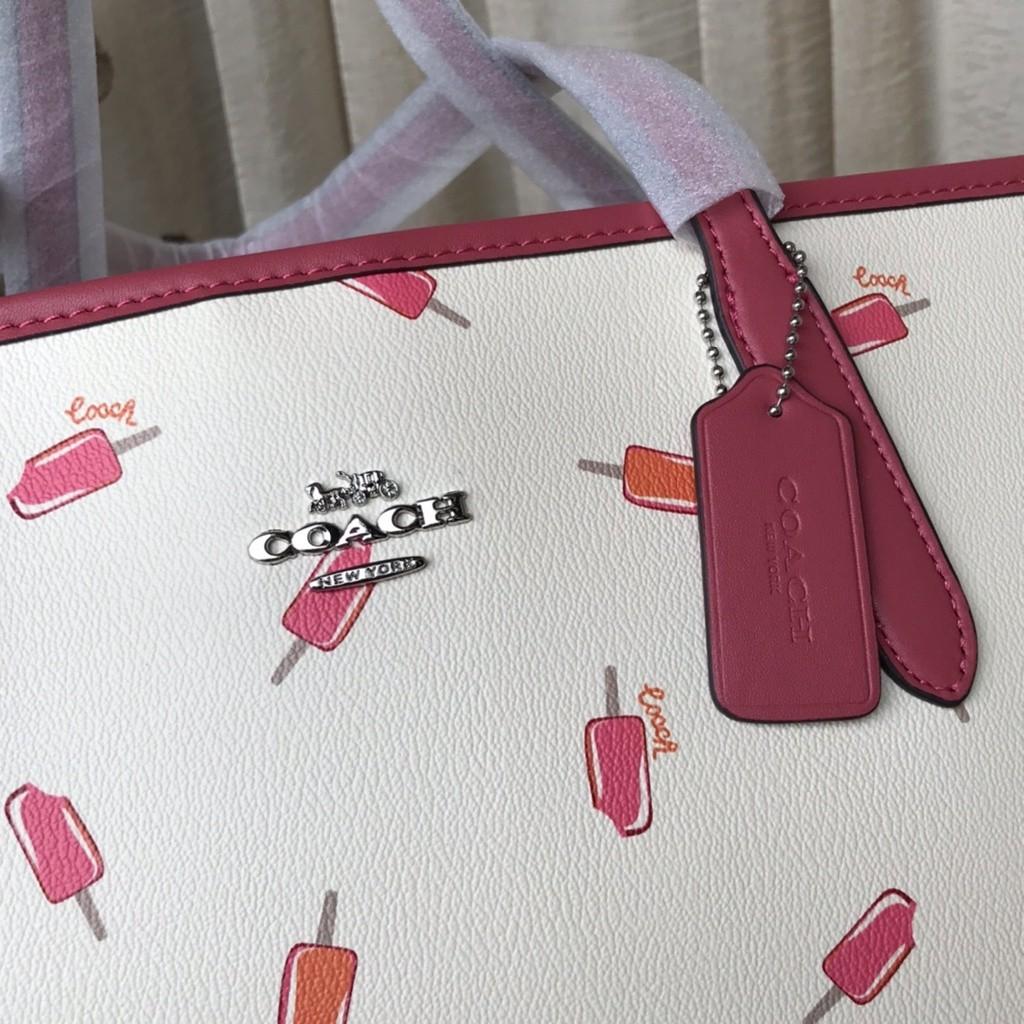 OUTLET 】COACH C4119 CITY TOTE WITH APPLE PRINT COACH CITY TOTE WITH POPSICLE PRINT C4277 แจกความน่ารักสดใส ด้วย 2 รุ่น กับเหล่าแอปเปิ้ลเขียวที่ยกมาทั้งสวน!! และลวดลายไอศครีมโทนชมพูแสนหวาน ดีไซน์ดึงดูดความสนใจได้ดีเลยทีเดียว กระเป๋าทรงช็อปปิ้งใบใหญ่ ที่จุย