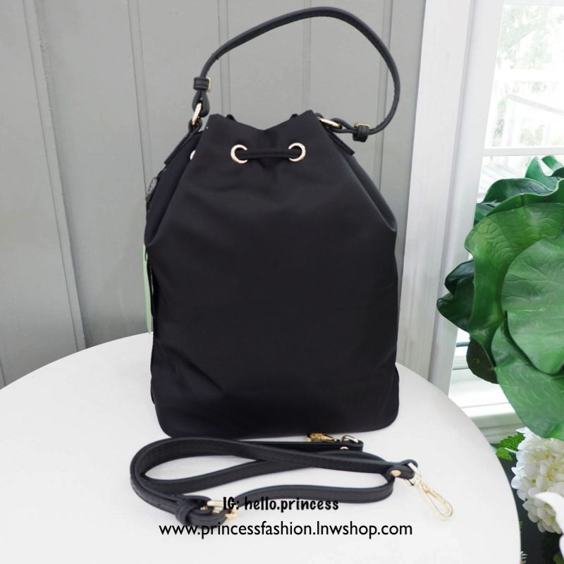 Prada bucket bag M Best seller! กระเป๋าทรงขนมจีบสุดฮิต size ใหญ่กำลังดี วัสดุ nylon silk คุณภาพดี สินค้า premium gift จากแบรนด์ Prada อะไหล่ทองทั้งใบ ด้านหน้าประดับ logo brand เปิดปิดแบบเชือกรูด drawstring ภายในกว้าง ใส่กระเป๋าสตางค์ยาวได้ มีช่องเล็ก และช