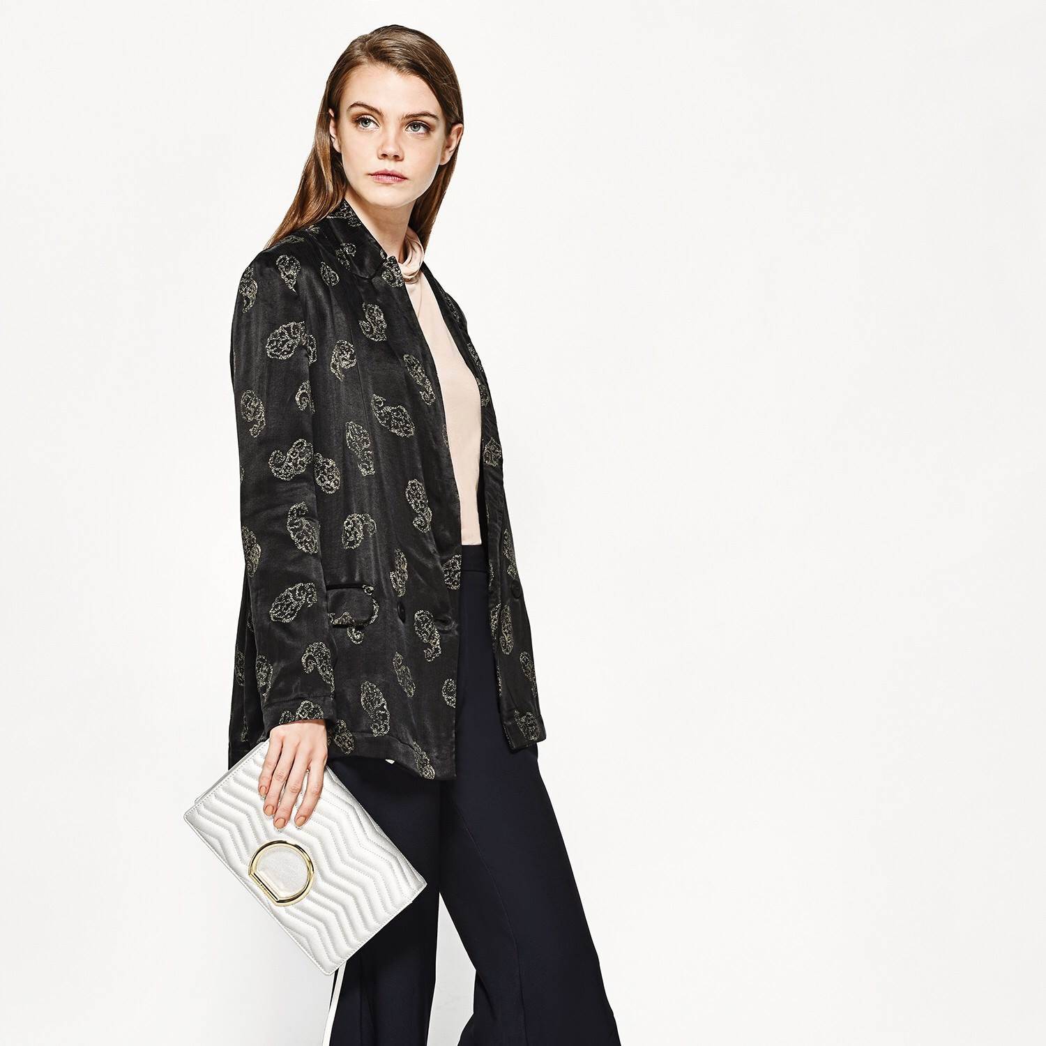 New 2018! PEDRO METAL DETAIL SHOULDER BAG กระเป๋าสะพายทรง คลัช ขนาดกำลังดี ดูหรูหรา หนังpuลายตะเข็บดีเทล สวยยค่ะ เปิด-ปิดด้วยแม่เหล็ก ภายในมี 2 ช่อง และช่องซิปเล็ก จุของได้เยอะ อยู่ทรงแข็ง สายสะพายมีที่รองบ่า จะสะพายหรือสายสามารถเก็บแล้วถือเป็นคลัชออกงาน 