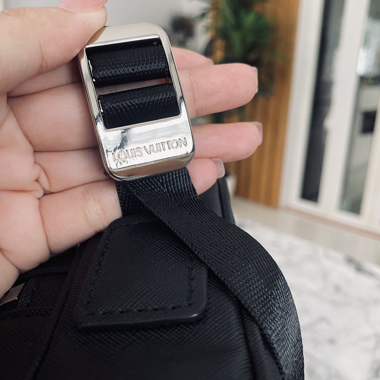 LV Outdoor Messenger Bag กระเป๋าทรงแมสเซนเจอร์สีดำสวยคลาสสิก รุ่นที่ได้รับความนิยมอย่างมาก ท่านชวยควรมีติดตู้ไว้ได้ใช้งานบ่อยๆ แน่นอนค่ะ