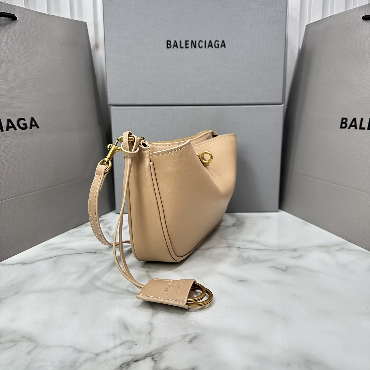 Balenciaga Rodeo Sling Pochette / Balenciaga shoulder leather bag 22cm กระเป๋าสะพายทรงพอชที่สุดของไฮแบรนด์สุดไอคอนิค ดีไซส์เรียบหรู สวยจับต้องได้ ถือหรือสะพายไหล่ได้เก๋มากๆ ถือออกงานก็ได้ลุคไฮแฟชั่นหรูๆ