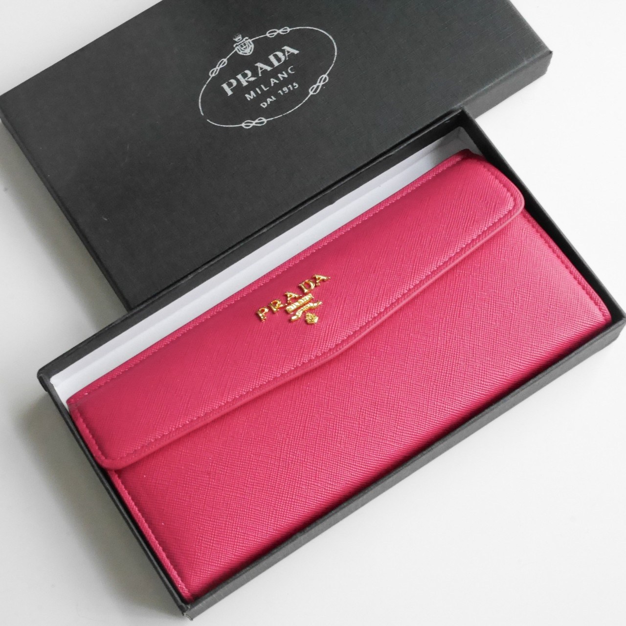 พร้อมส่งครบสีค่ะ 🖤💙💖 Best Seller PRADA LONG WALLET กระเป๋าสตางค์ยาว **รับทรัพย์ ทรงหรู จากงานพรีเมี่ยมกิ้ฟ จากเคาเตอร์ต่างประเทศ จากแบรนด์ PRADA ลายหนัง SAFFIANO มีช่องใส่บัตร ถึง 12 ช่อง และช่องซิปใส่ของจุกจิกได้ น้ำหนักเบา จับถนั