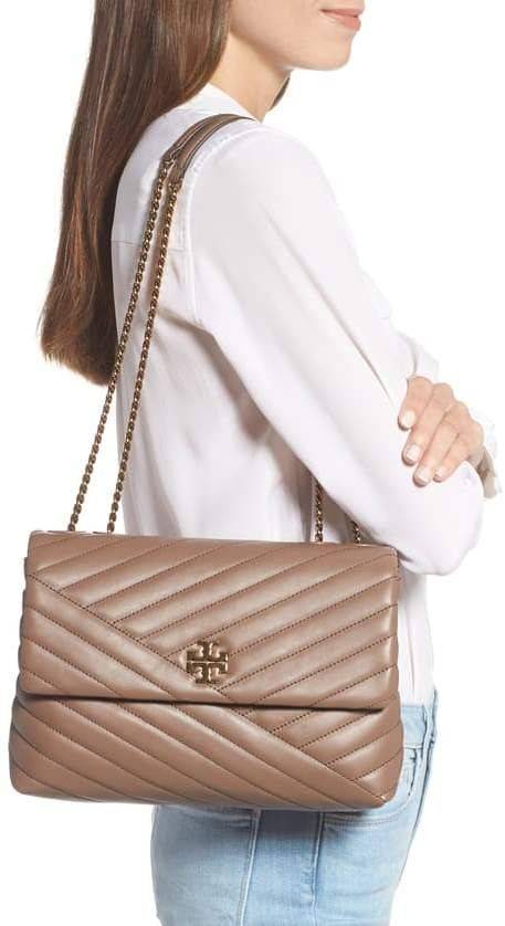 TORY BURCH KIRA CHEVRON CONVERTIBLE SHOULDER BAG กระเป๋าสะพายรุ่นยอดฮิต ไซส์ใหญ่จัดเต็มให้เน้นๆ ใช้ยังไงก็ดูหรู ดีไซน์เฉพาะตัว วัสดุหนังแกะ สัมผัสนิ่ม เปิด-ปิดด้วยกระดุมแม่เหล็ก ภายในเป็นช่องโล่ง แบ่งสัดส่วนไว้ดีมากๆ ใส่กระเป๋าสตางค์ มือถือ เครื่องสำอางค์