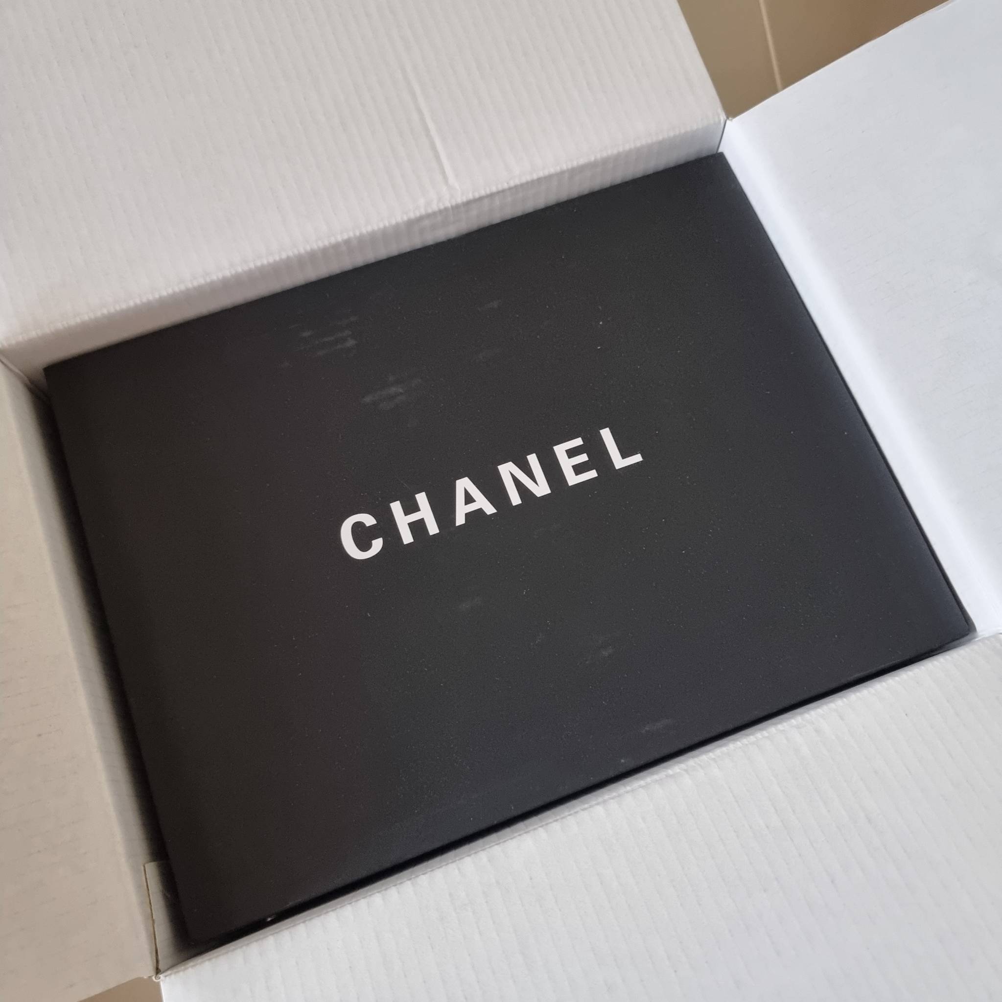 Chanel chunky chain bag in black สวยฟาดย้อนยุคความหรู ในราคาที่จับต้องได้ กับกระเป๋าสะพายไหล่ ไซส์กำลังสวย โดดเด่นด้วยสายสะพายโซ่สลับหนังเส้นใหญ่ ทนทาน ดูแพง