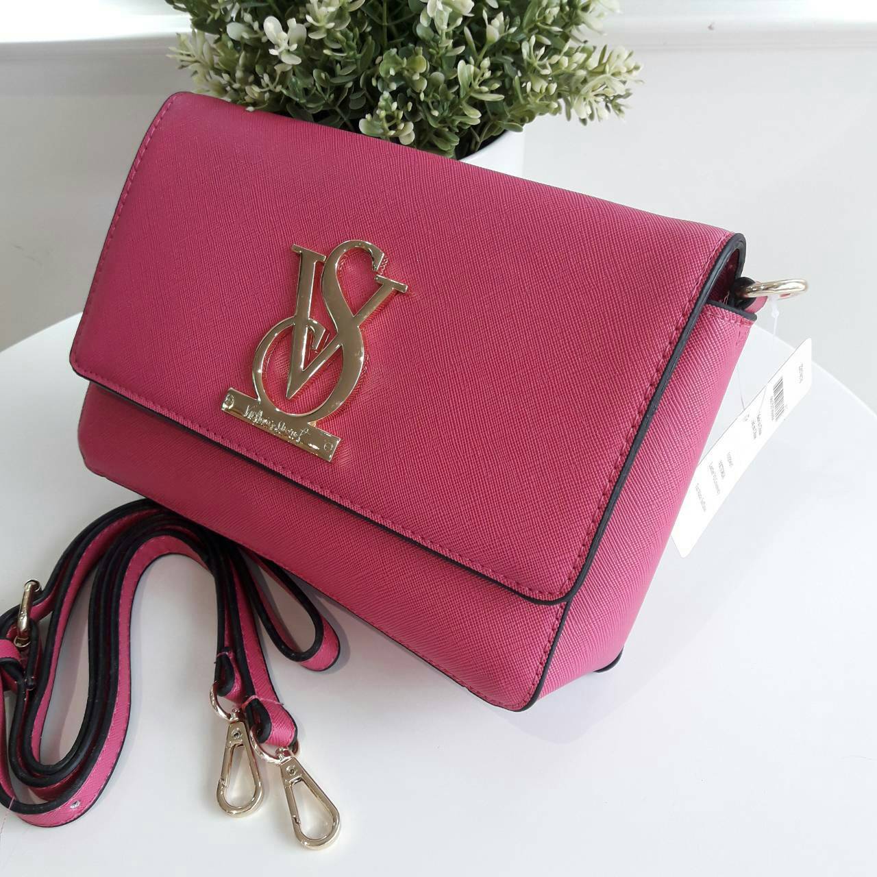 VICTORIA SECRET CLUTH & CROSSBODY BAG กระเป๋าสะพายข้าง แบบเรียบหรู วัสดุทำจากหนัง PU น้ำหนักเบา ด้านในมีช่องใส่ของหลักพร้อมช่องซิป ด้านหลังมีช่องเล็กอีก 1 ช่อง สายสะพายสามารถถอดออกหรือปรับระดับได้ ด้านในใส่กปต.ยาว + มือถือได้ทุกรุ่น ใบนี้แนะนำเลยค้า