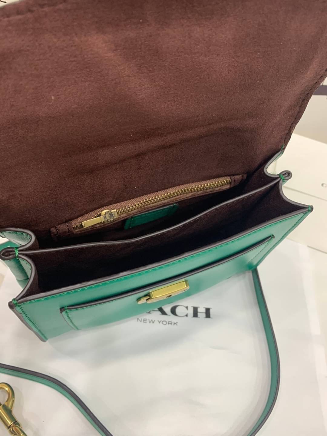 COACH TABBY TOP HANDLE 20 พร้อมส่งที่ไทยค่ะ! กระเป๋าหิ้ว//สะพายข้างได้ หนังแท้อย่างดี กหนึ่งใบทำหนังสองลายได้อย่างสวยงาม พร้อมโลโก้รุ่นใหม่ล่าสุดดูดีมากๆค่ะ เปิดปิดกระเป๋าแบบกดล็อค ภายในมีช่องหลักสองช่อง ใส่มือถือได้ทุกรุ่น;กระเป๋าเงินใบกลางได้;ของจำเป็นจ