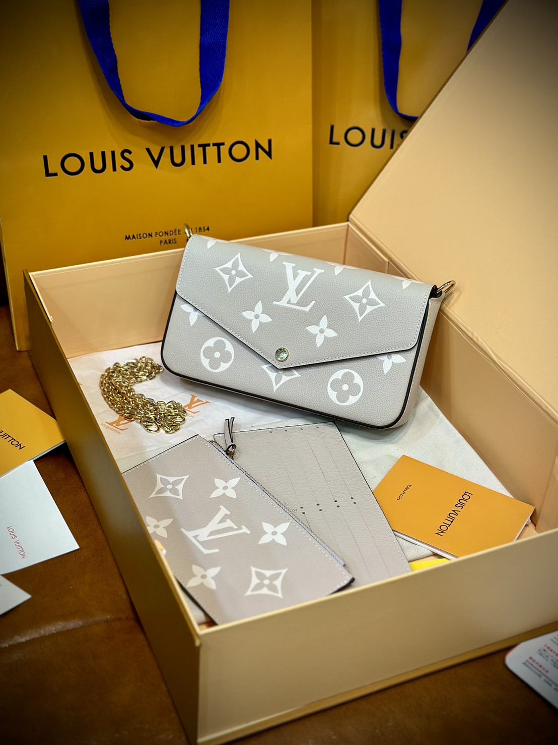 LV Felicie Pochette Monogram Empreinte Leather กระเป๋าทรงพอช มัลติฟังชั่น ครบทุกการใช้งาน สวยงามเหนือกาลเวลา มีใบนี้ใบเดียวคุ้มสุดเลยค่ะ
