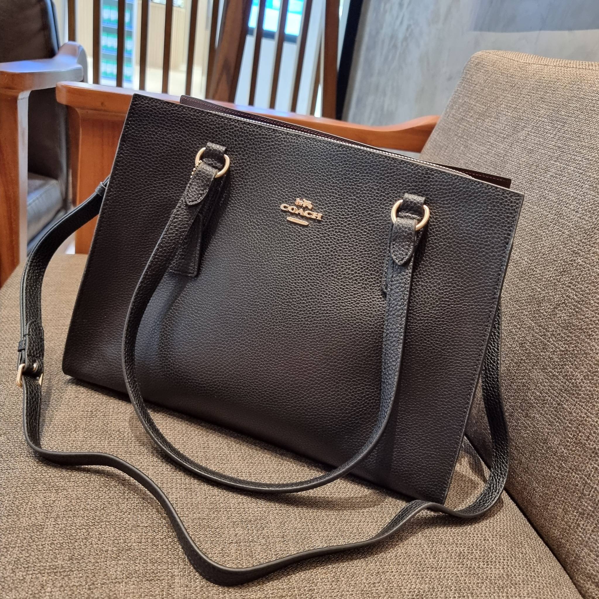 COACH C4075 TATUM CARRYALL IN SIGNATURE CANVAS คอลเลคชั่นใหม่ล่าสุด จัดมาให้ได้สวยก่อนใคร สวยหรูทุกสี!! ลุคผู้ดีต้องมาอีกหนึ่ง กระเป๋าสะพายทรงสวย ที่มาพร้อมสายสะพายไหล่ในตัว และสายครอสบอดี้สำหรับสะพายข้าง วัสดุหนัง crossgrain สวยคมมากๆ ตัวกระเป๋าถูกแบ่งเป