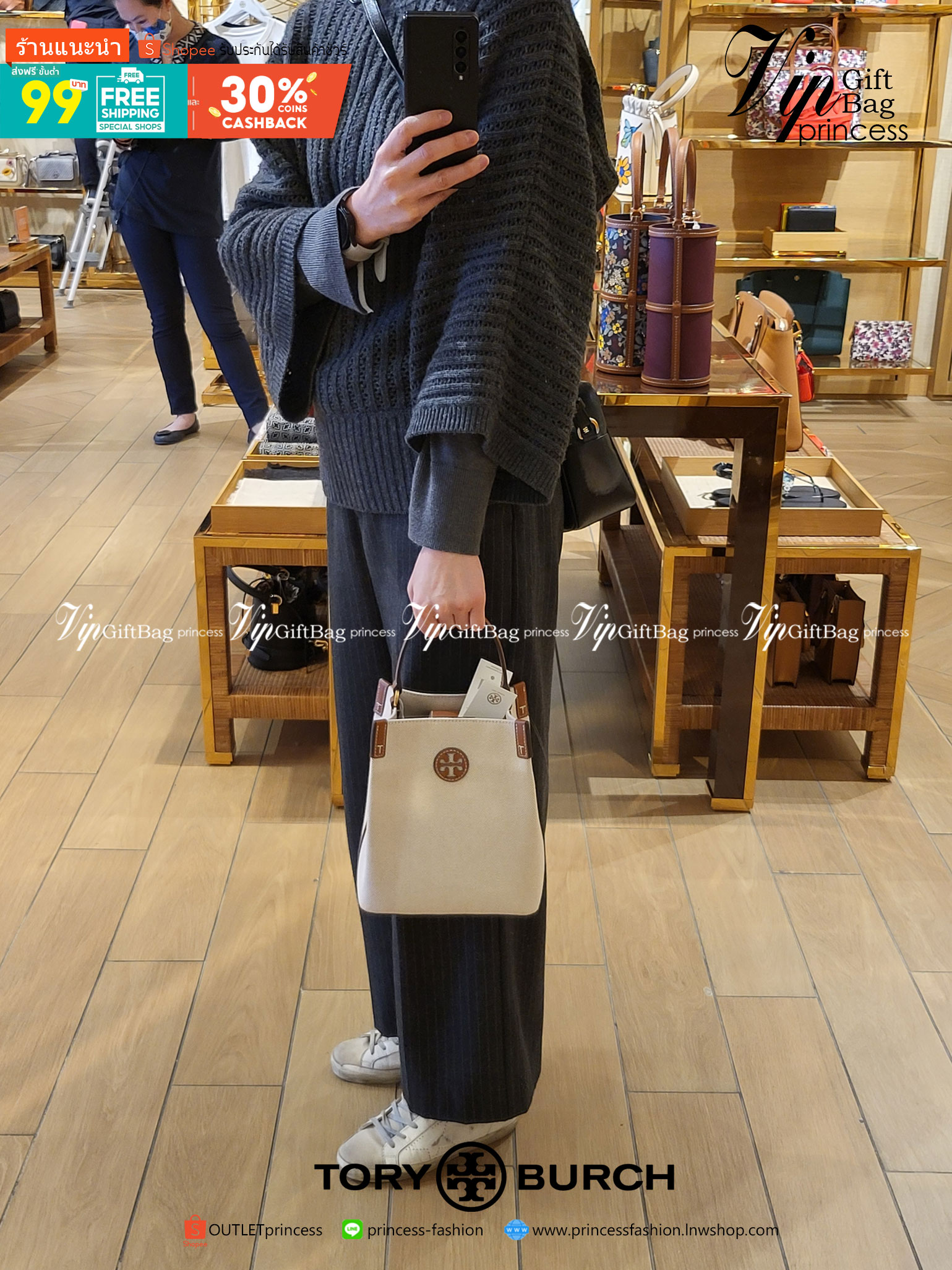 Tory Burch Blake Canvas Bucket Bag รุ่นใหม่ล่าสุด สวยไฉไลฝุดๆ แบบสวยคลาสสิค กระเป๋าทรงถัง วัสดุ Canvas สายหนังแท้ อะไหล่ทอง เปิด-ปิด ด้วยกระดุมแม่เหล็ก ด้านในโล่งมีช่องเล็กใส่โทรศัพท์ได้ น้ำหนักเบา สายสะพายถอดสายได้ crossbody ได้ ปรับระดับได้