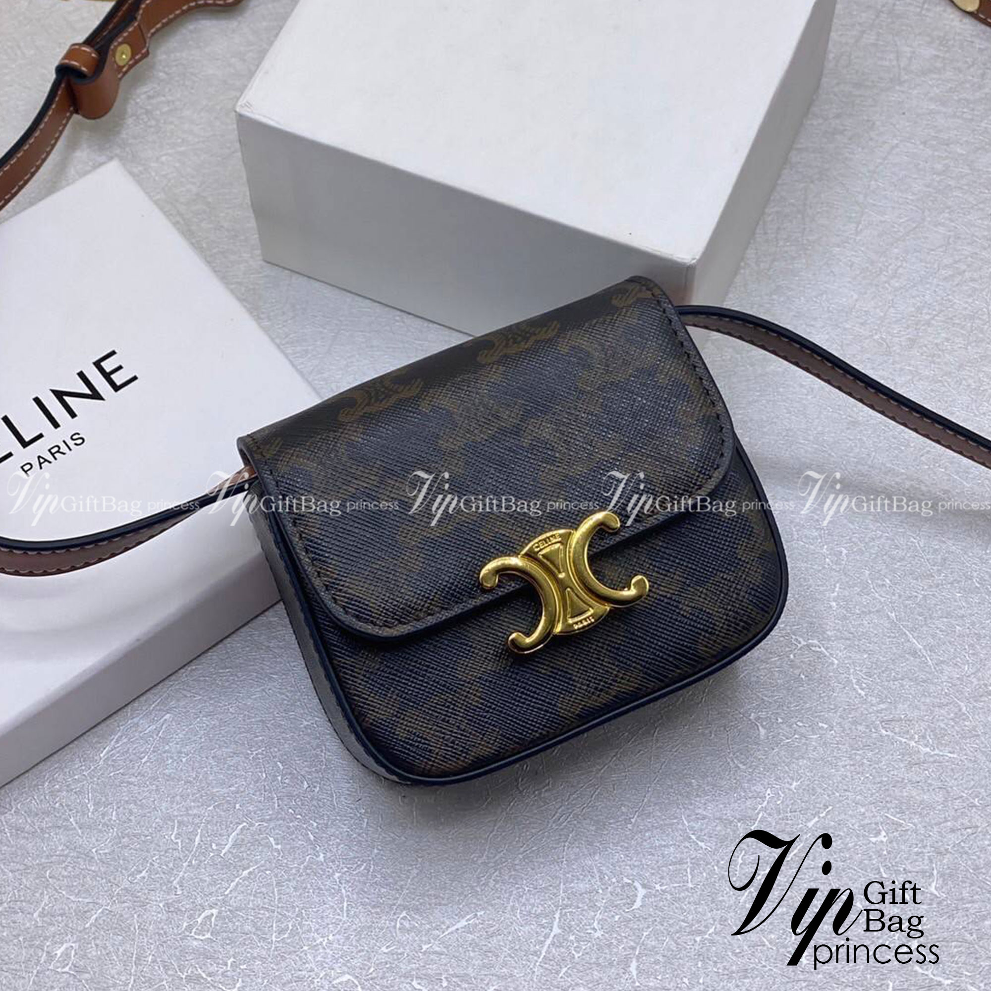 CELINE MINI TRIOMPHE IN TRIOMPHE Shiny calfskin เกรดออริจินอล กระเป๋ามินิทรงชิค ดีไซน์รูปกล่องสุดแสนมินิมอล สามารถสะพายแบบ Crossbody และยังเป็น Belt Bagได้อีกด้วย วัสดุแคนวาสลาย Triomphe แบบไม่มีตกยุค