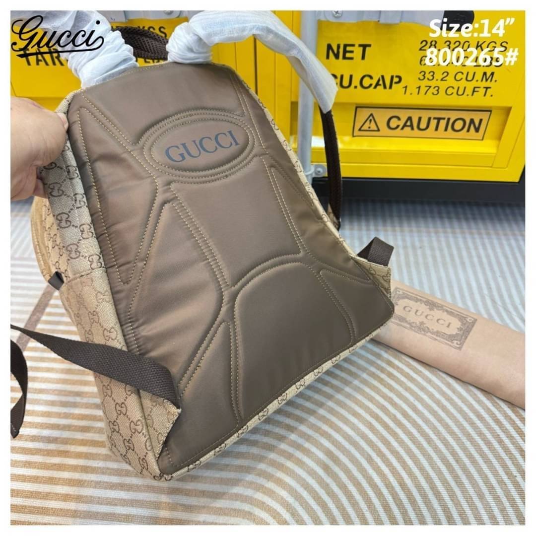GUCCI Medium backpack with GG logo กระเป๋าเป้รุ่นใหม่เปิดตัวบนรันเวย์ Fall Winter 2024 รูปทรงผสมผสานความเรียบหรูและสปอร์ต พื้นหลังแต่งลายนูนพร้อมซับหลัง สะพายได้นานรับน้ำหนักได้ดี