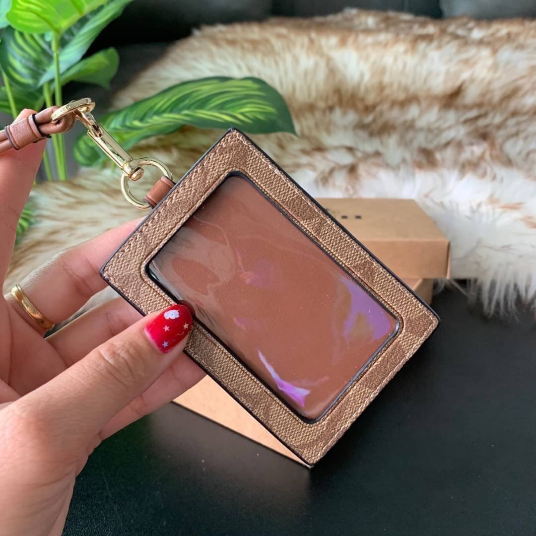 COACH F63274 ID LANYARD IN SIGNATURE COATED CANVAS กระเป๋าใส่บัตรคล้องคอ ลาย C ทั้งใบ ด้านหน้าตกแต่งชื่อแบรนด์ สวยมากกก ใส่บัตรพนักงาน และบัตรต่างๆ มาพร้อมสายคล้องคอ สายถอดออกได้ ตัวกระเป๋ามี 3 ช่องค่ะ