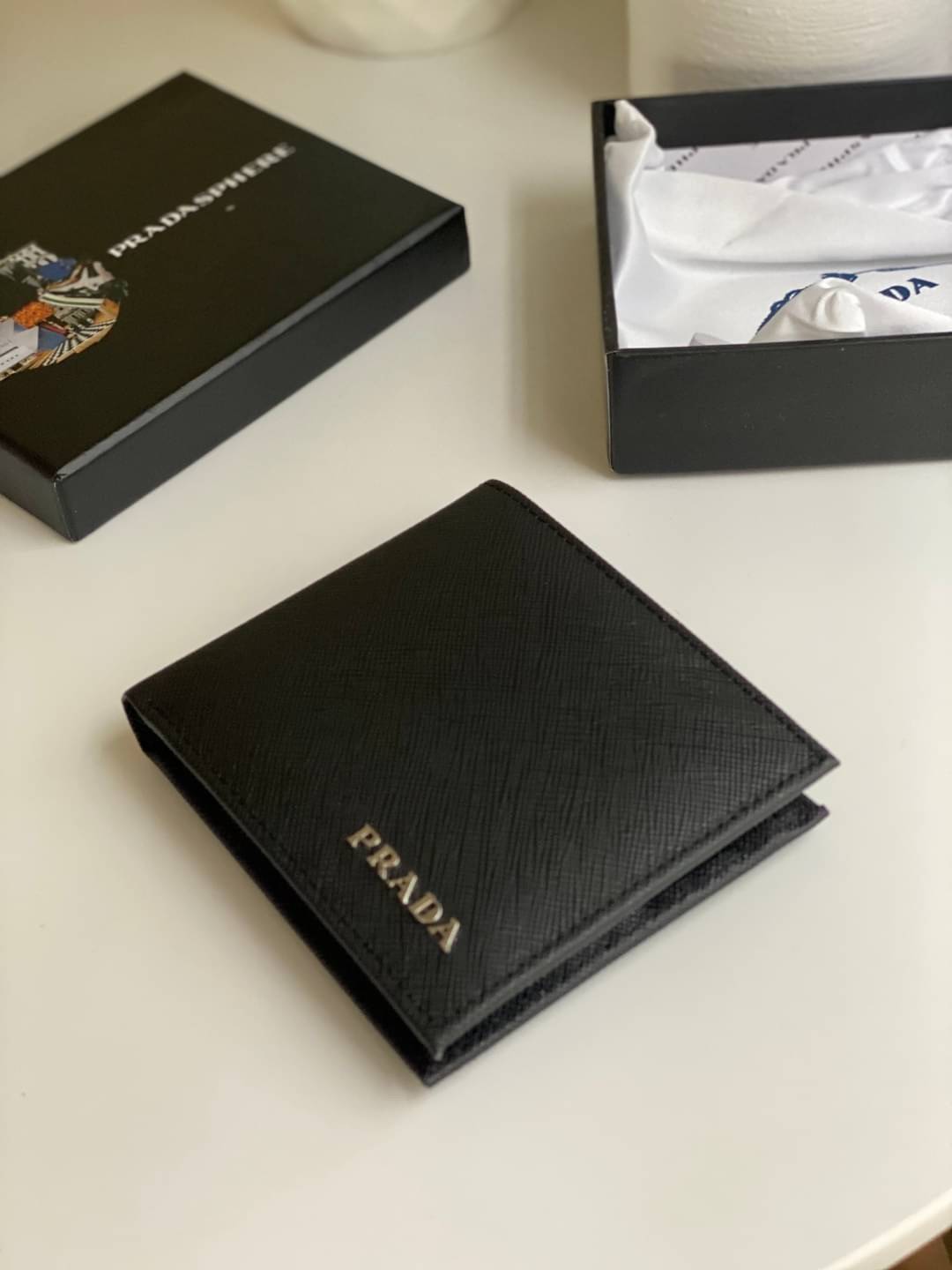 พรีเมี่ยมกิ๊ฟแท้ 100% 】PRADA SAFFIANO LEATHER BI-FOLD WALLET IN BLACK กระเป๋าสตางค์ผู้ชายใบสั้น