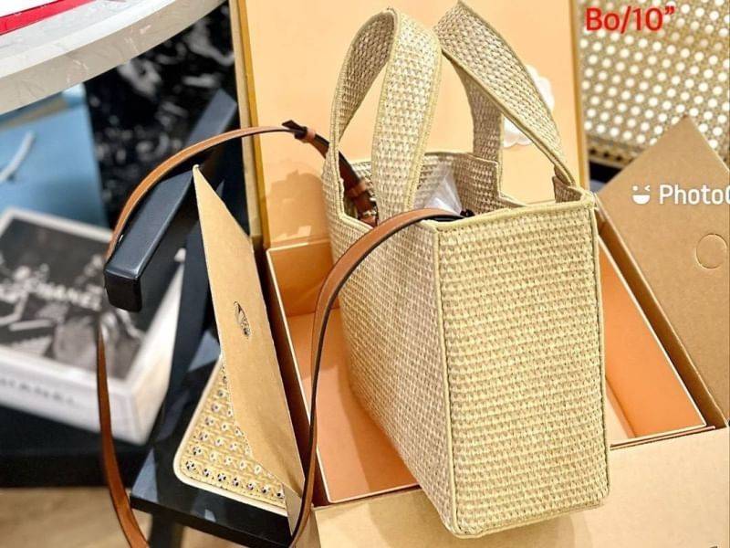 LOEWE logo raffia tote bag / Loewe Tote Bag กระเป๋าโท้ท รูปทรงสวยงามสานเต็มใบ และยังโดดเด่นด้วยโลโก้ สีโทนอุ่น ทำให้ไอเท็มนี้ ภายในกระเป๋าใหญ่โล่งกว้าง ใบนี้เหมาะกับสายแฟชั่นมากๆ