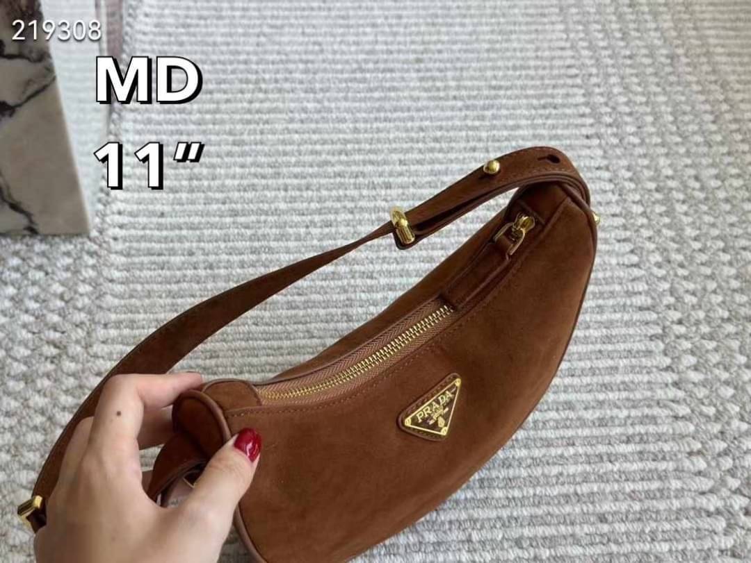 PRADA Arqué Suede Shoulder Bag Cocoa Brown กระเป๋าทรงโฮโบงานหนังกลับที่มาแรงมากๆ สวยเด่นเป็นเอกลักษณ์ ดีไซน์เรียบแต่มากมีอยู่จริง สวยดูแพง