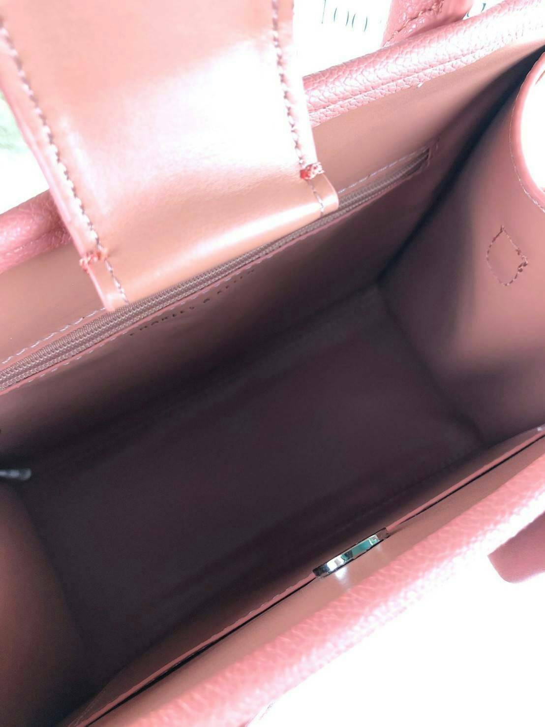 CHARLES & KEITH SATIN SCARF WRAPPED WOVEN BAG กระเป๋าถือ/สะพายอยู่ทรง มีผ้าพันหูกระเป๋าให้ 1 เส้น มีหมุดรองฐานทั้ง 4 มุม ที่ด้านหน้าทำ texture สวยงาม เปิดปิดด้วยกระดุมแม่เหล็ก ด้สนในมีช่องซิปเล็ก 1 ช่อง รุ่นนี้จุของได้เยอะ ใส่ iPad mini ได้สบายๆค่า สายสะพ