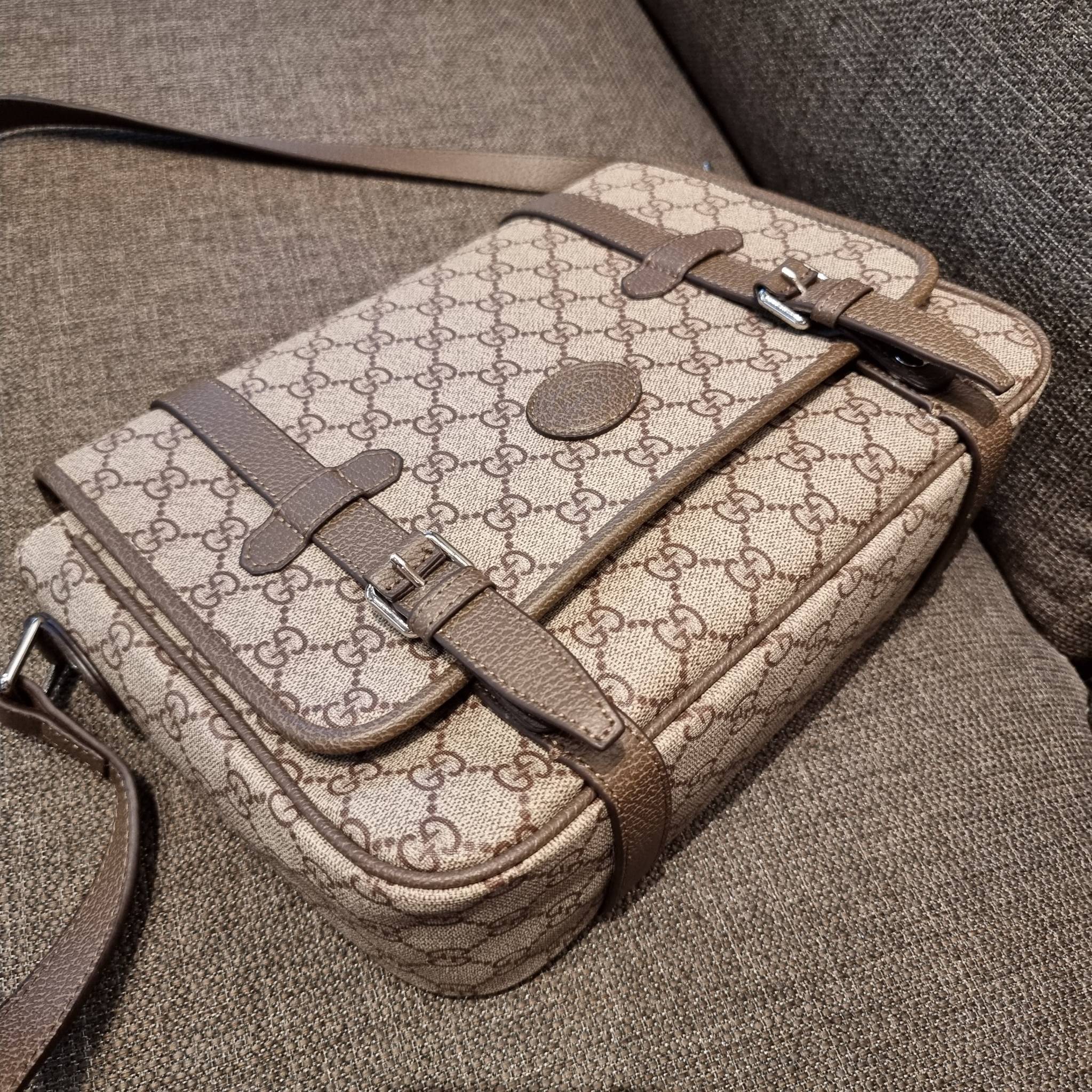 Gucci GG Supreme messenger bag GC MESSENGER VINTAGE BAG กระเป๋าสะพายข้างทรงแมสเซนเจอร์ ย้อนยุค ลุคผู้ดีแบบลูกคุณ ดีไซน์ unisex ใช้ได้ทั้งชายและหญิง พรีเมี่ยมกิ๊ฟวีไอพี วัสดุหนังแคนวาส ใช้งานง่ายด้วยฝาเปิดกระดุมแม่เหล็ก ด้านหลังมีช่องเก็บของจุกจิกได้ ภายใน