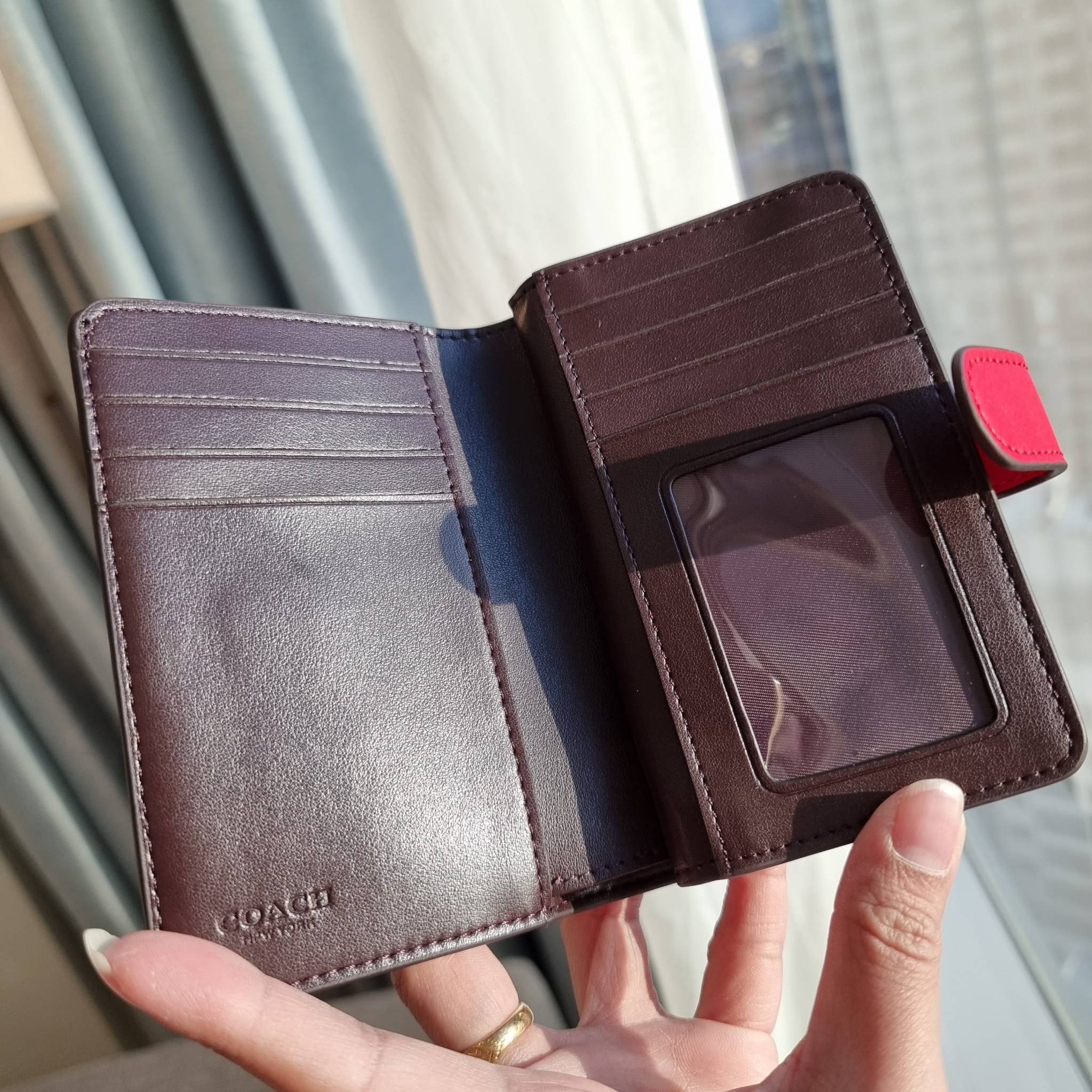 OUTLET 】COACH F25937 MEDIUM CORNER ZIP WALLET กระเป๋าสตางค์ใบกลาง 🔥 รุ่นหนังแก้วสุดฮอต!! สวยหรู ขนาดกำลังเหมาะมือ ดูดีดูแพงทุกสี มีช่องใส่บัตรและธนบัตรครบ และมีช่องแยกสำหรับใส่เหรียญ มาให้ครบเซ็ท พร้อมเสิร์ฟความสวยให้ถึงบ้านไปเลยจ้า