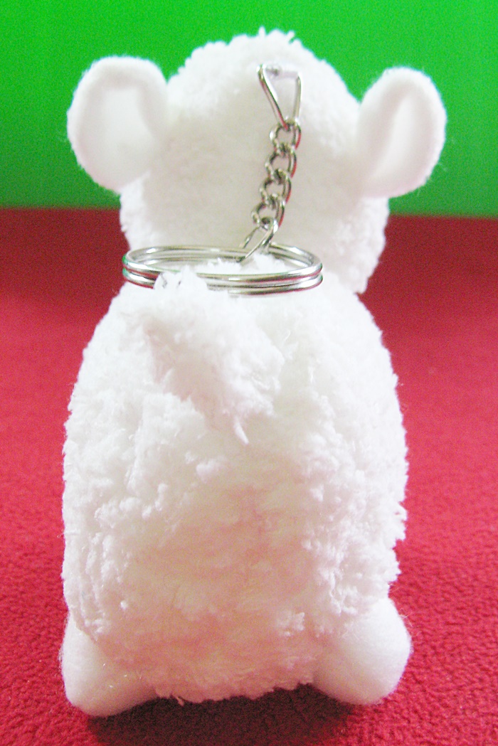 สินค้าหมดค่ะ พวงกุญแจตุ๊กตาแกะสีขาว โบว์ลายแดง-เขียว จากสวนผึ้ง จ.ราชบุรี ค่ะ