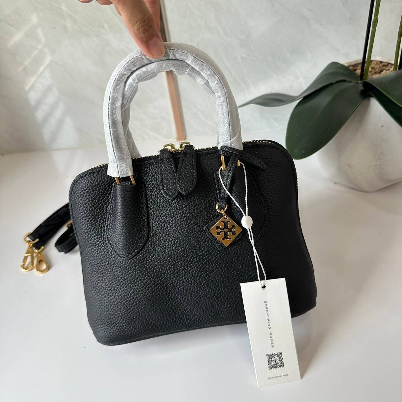 TORY BURCH MINI PEBBLED SWING BAG / Tory Mini Swing Bag in Pebbled Leather / T Monogram Jacquard Swing Bag กระเป๋าสะพาย คอลเลคชั่นใหม่ล่าสุดดีไซน์สุดคลาสสิก รูปทรงโดม