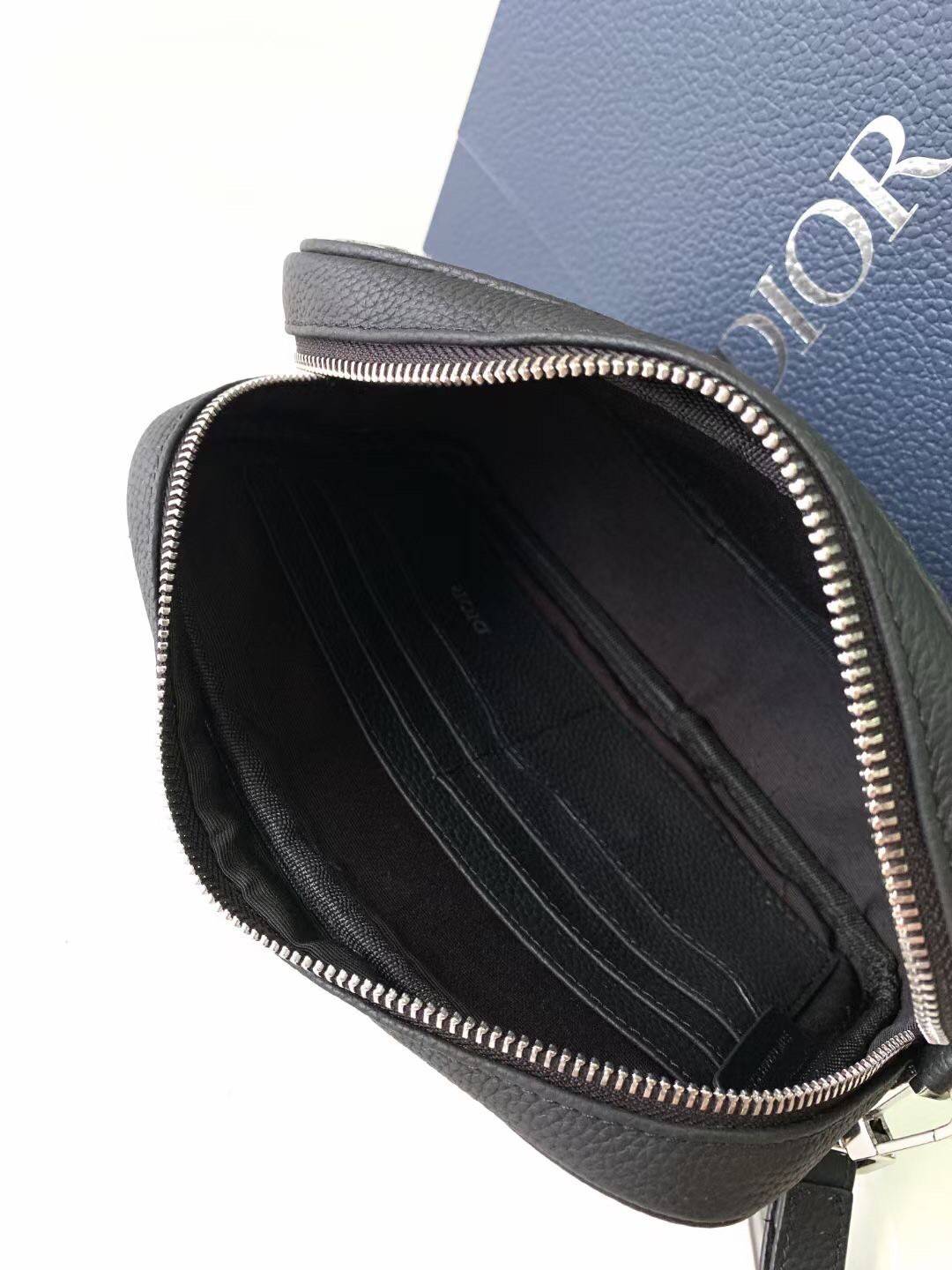 DIOR TOILETRY BAG Oblique Jacquard / Dior Toiletry Handbag พร้อมส่ง กระเป๋าถือมีสายคล้องมือ สวยหรูหราเป็นเอกลักษณ์แบรนด์ **สินค้าเกรดท็อปออริจินอล 1:1 สลับแท้ เกรดดีสุด ใช้งานต่างประเทศได้