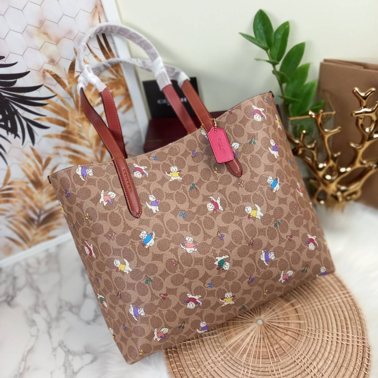 COACH HIGHLINE TOTE IN SIGNATURE CANVAS WITH KITTENS PRINT (C6591)💥กระเป๋าทรง TOTE ที่สมบูรณ์แบบที่สุดอีกรุ่น สวยและเรียบง่าย แต่ไม่ทิ้งความหรูหรา คลาสสิค// กระเป๋าถือ กระเป๋าสะพาย ที่มีความจุเข้าขั้นอลังการ วันไหนๆ ก็เอาอยู่สบายมาก// วัสดุหนังแคน