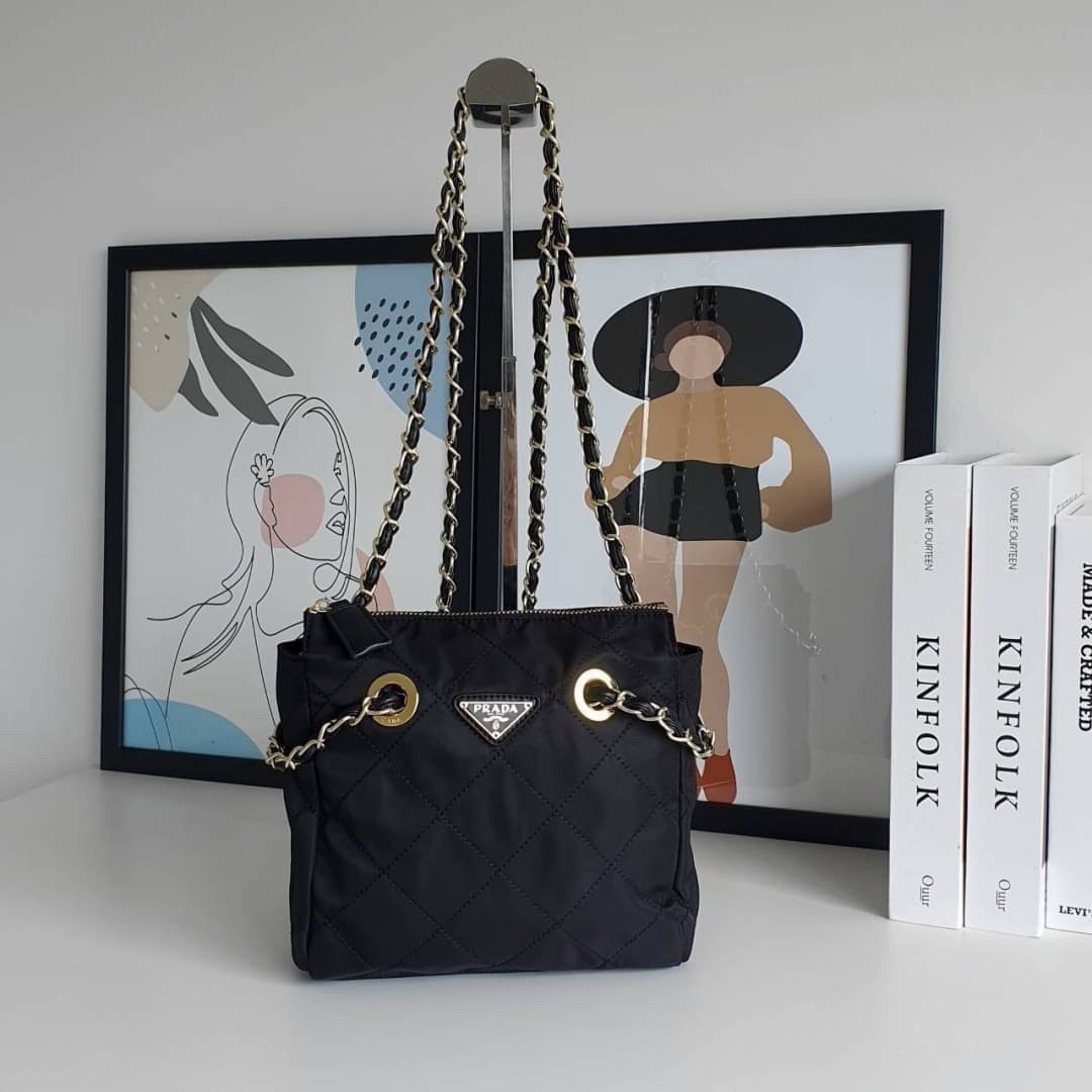 รุ่นใหม่มาแรง จากแบรนด์ Prada วัสดุทำจากผ้าNylon อย่างหนา กันน้ำได้ อะไหล่ทองทั้งใบ