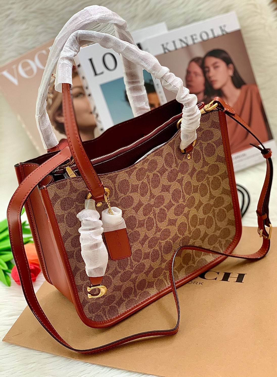 COACH C3889 TYLER CARRYALL 28 IN SIGNATURE CANVAS ((C3460//C3889)) รุ่นยอดฮิตที่สาวๆหลายคนเรียกร้อง กับกระเป๋าถือ/สะพายทรงสวย ที่มาพร้อมสายสะพายไหล่ในตัว และสายครอสบอดี้สำหรับสะพายข้าง ตัวกระเป๋าถูกแบ่งเป็นสัดส่วนสวยงาม มีช่องซิปกลางที่ใหญ่พอสมควร และยังม