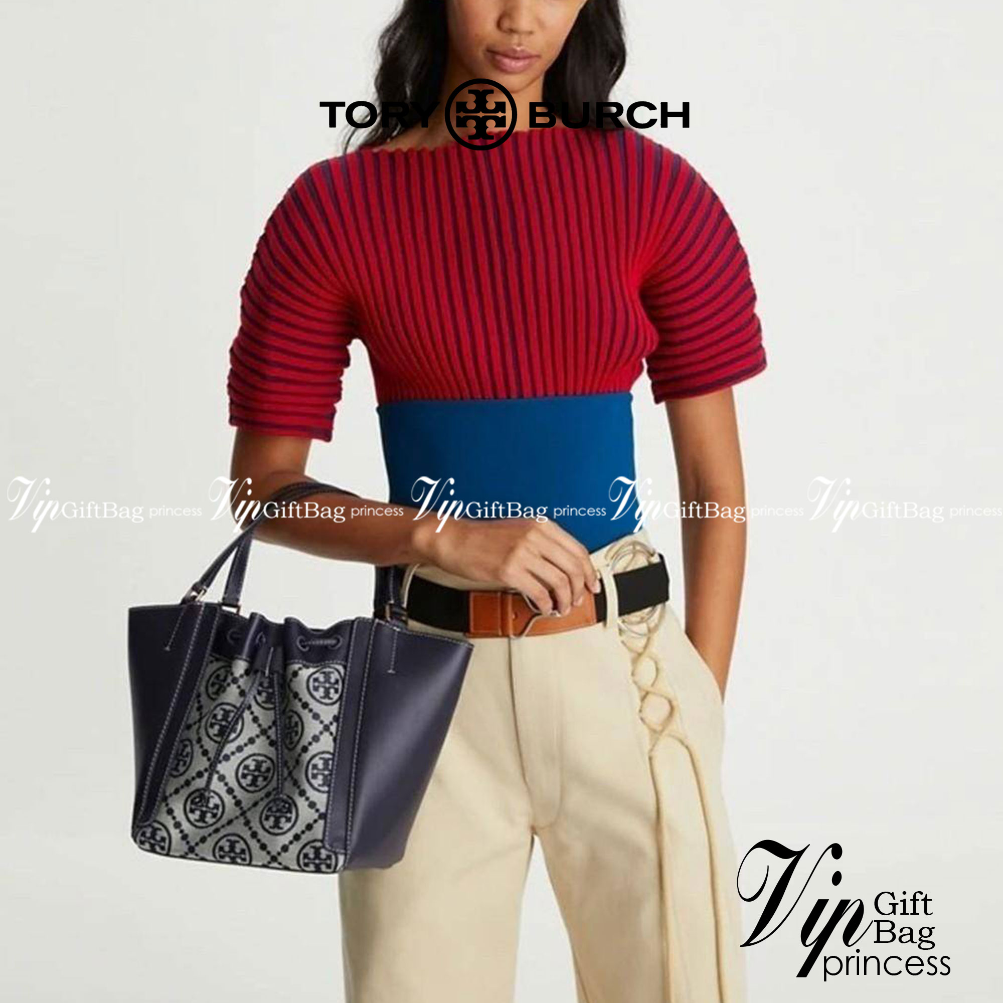 Tory T Monogram Mcgraw Dragonfly / Tory burch bucket กระเป๋าถือหรือสะพายไหล่ วัสดุหนัง Jacquard อะไหล่ทอง ทรงปีก เปิด-ปิด ด้วยกระดุมแม่เหล็ก ด้านในโลง มี 2ช่องเล็ก จุของได้เยอะ น้ำหนักเบา สายสะพาย crossbody ได้ ปรับระดับได้