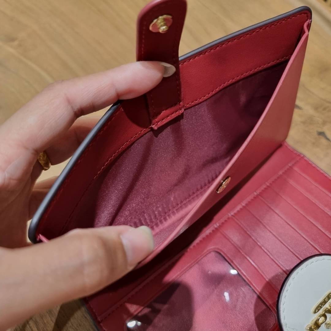 COACH C3371 TECH PHONE WALLET WITH SPACED WILDFLOWER ดีไซน์ใหม่ คอลเลคชั่นสวยหรู กระเป๋าสตางค์พร้อมสายคล้องมือ ง่ายต่อชีวิตมากจ้า!! มันดีอะไรเบอร์นี้ ใส่ได้ทั้งบัตร และโทรศัพท์ก็ใส่ได้ทุกรุ่น แถมยังมีช่องซิปแยกไปอีก ช่องเยอะไม่ต้องห่วงจริงๆ วัสดุหนังแคนวา