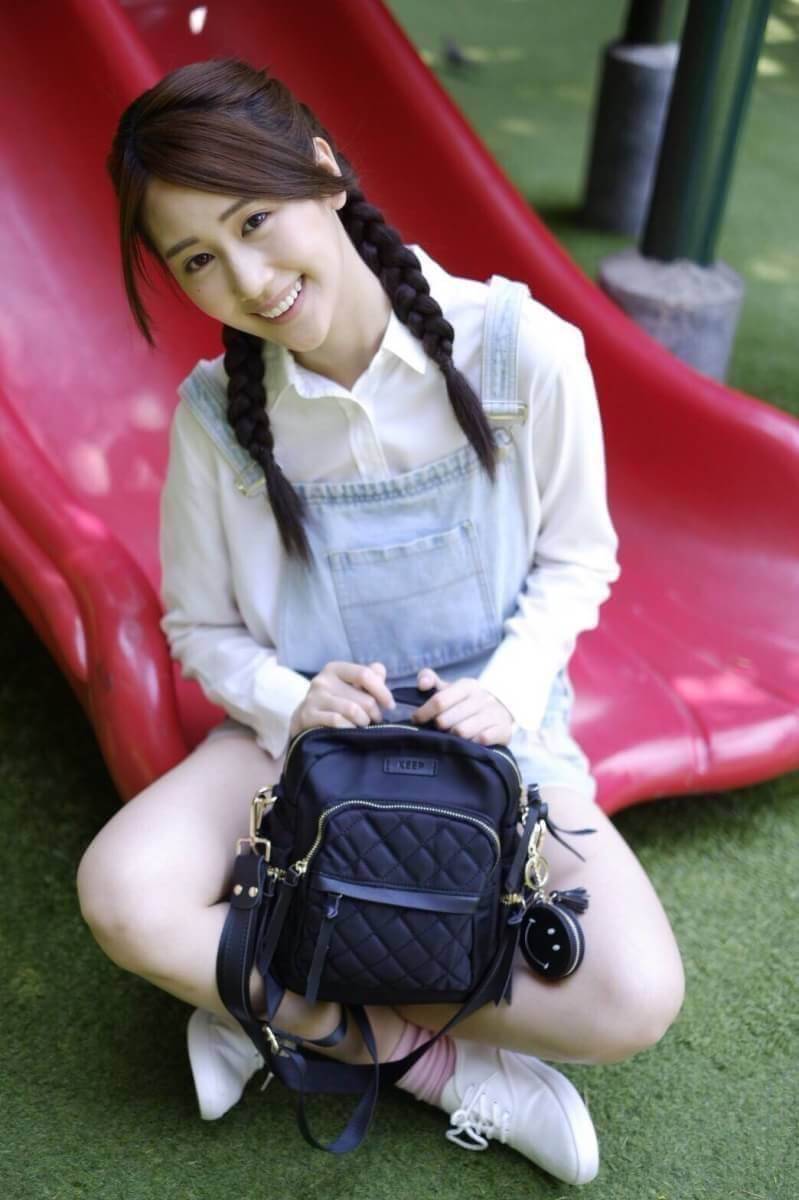 Keep Rouget Backpack กระเป๋าเป้ทรงน่ารักจากแบรนด์ ปรับสะพายได้หลายแบบ มาพร้อมพวงกุญแจ smile bag วัสดุจากผ้าไนล่อนเนื้อดี ตีลายตาราง น้ำหนักเบา ตัวกระเป๋ามีสายสั้น ให้เพิ่มอีก 1 สาย สำหรับสะพายไหล่ ขนาดกำลังดี ใส่กระเป๋าสตางค์ใบยาว, มือถือได้ทุกรุ่น มีช่อง