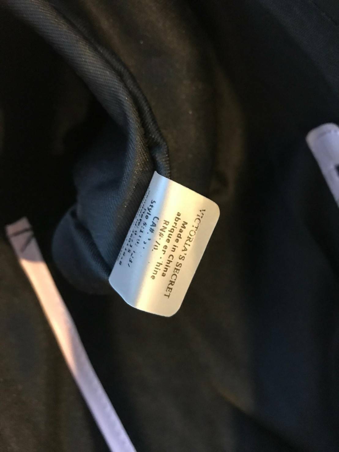 Victoria’s Secret Quileted Tote Bag กระเป๋าถือหรือสะพายลายหนังแกะสังเคราะห์อยู่ทรงสวย ดีไซน์ลายริ้วเป็นตัววี ด้านหน้าประดับด้วยโลโก้อะไหล่ทอง เปิดปิดด้วยซิปเดียว ภายในมีช่องโล่งและช่องเล็กไว้แบ่งเก็บของ ใส่หนังสือ เอกสาร A4 Notebook ipad กระเป๋าสตางค์ ของ