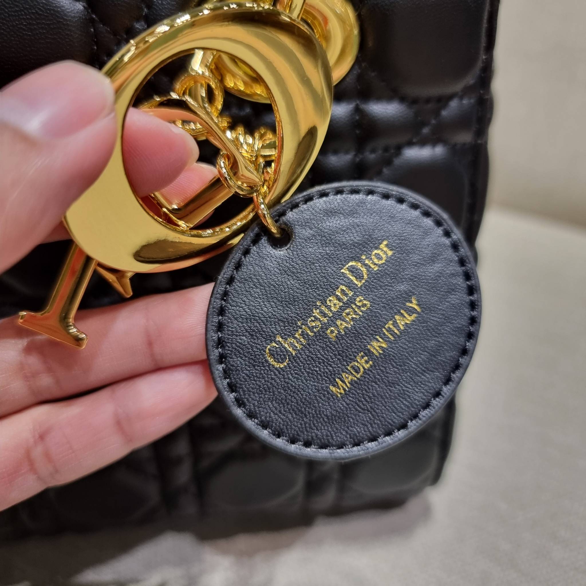 DIOR CD LADY BAG กระเป๋าสะพายข้างพรีเมี่ยมกิ๊ฟสุดฮอต ดีไซน์เรียบง่าย แต่แฝงไปด้วยความหรูหรา ทรงกล่องคลาสสิค โดดเด่นด้วยพวงกุญแจอะไหล่สีทอง วัสดุหนังแท้ มีหูจับในตัวและสายครอสบอดี้สุดเลิศ ที่มาพร้อมอะไหล่ฟอนท์สีทองเรียงร้อยในสายหนัง แต่งเติมดีเทลอัพราคาไปอ