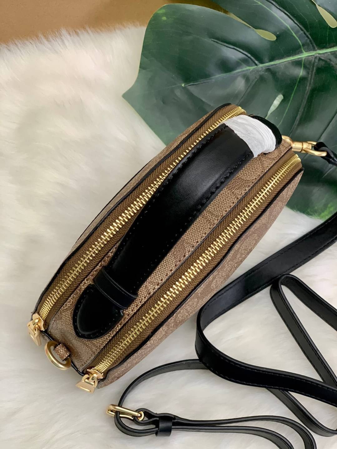 COACH SERENA SATCHEL CROSSBODY BAG กระเป๋าทรงโดมเล็ก น่ารัก แต่ใส่ของได้จุเลยทีเดียว!! มี2ช่องซิปหลัก ช่องค่อนข้างกว้าง สามารถใส่กระเป๋าเงินใบกลางได้;ของจำเป็นอื่นๆได้ครบเลยค่ะ มีช่องเล็กให้ใส่ของจุกจิก ด้านหลังมีช่องเล็กให้อีกช่องค่ะ พร้อมสายยาวถอดออกได้