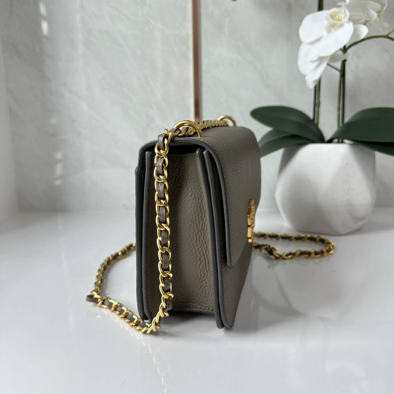 Tory Burch Britten Small Convertible Shoulder Bag คอลเลคชั่นใหม่สุดเรียบหรู กระเป๋าสะพายไหล่หรือสะพายข้าง วัสดุหนังอย่างดี ภายในแบ่งช่องเป็นสัดส่วน