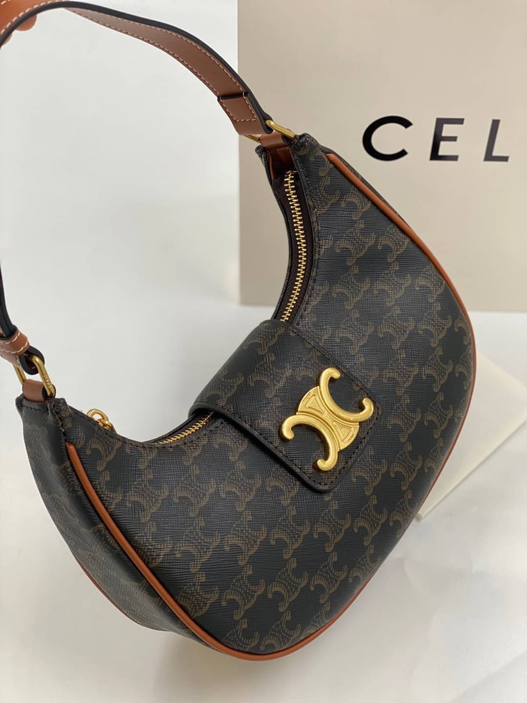 CELINE AVA TRIOMPHE SOFT BAG IN TRIOMPHE CANVAS AND CALFSKIN / CELINE SHOULDER BAG รุ่นใหม่ล่าสุดดีไซน์สวยหรู หนังสวยอยู่ทรง ภายในโล่งกว้างและจุสามารถใส่มือถือ กระเป๋าสตางค์ ของใช้ได้เยอะ