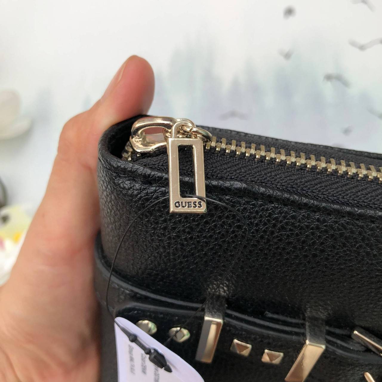 Guess long wallet กระเป๋าสตางค์ใบยาวซิปรอบ วัสดุ pu. เนื้อนุ่ม ภายในมีช่องใส่บัตร ธนบัตร และช่องซิปใส่เหรียญค่ะ