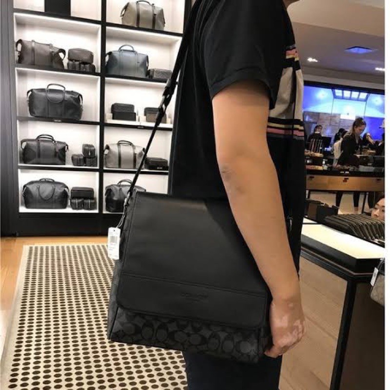 COACH CHARLES SMALL MESSENGER IN SIGNATURE (F54771)🌲ทั้งหล่อ ทั้งเท่มากๆขนาดนี้ ไม่ควรพลาด !! //สะพายข้างใบใหญ่ Unisex ใช้ได้ทั้งชายและหญิง // วัสดุแคนวาส ผสมหนังแท้อย่างดี อยู่ทรงสวย คุณภาพสุดๆ ฝาเปิดกระเป๋า ล็อคด้วยตัวล็อคแม่เหล็ก แน่นหนามากๆ ช่