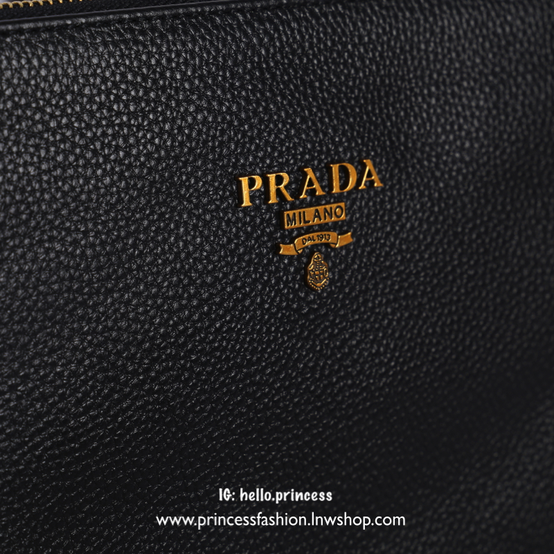 Prada leather top zip clutch pouch handbag สินค้า Premium gift จากเค้าเตอร์แบรนด์ต่างประเทศแท้ 100% กระเป๋า Clutch Prada หนังนิ่มน่าใช้มากค่ะ ดีไซน์เรียบหรู ด้านหน้ามีโลโก้ Prada อะไหล่ทองสวยดูเข้ากัน ซับในพิมพ์ลายแบรนด์ ด้านในมีช่องใส่บัตร ช่องซิป 1 ช่อง