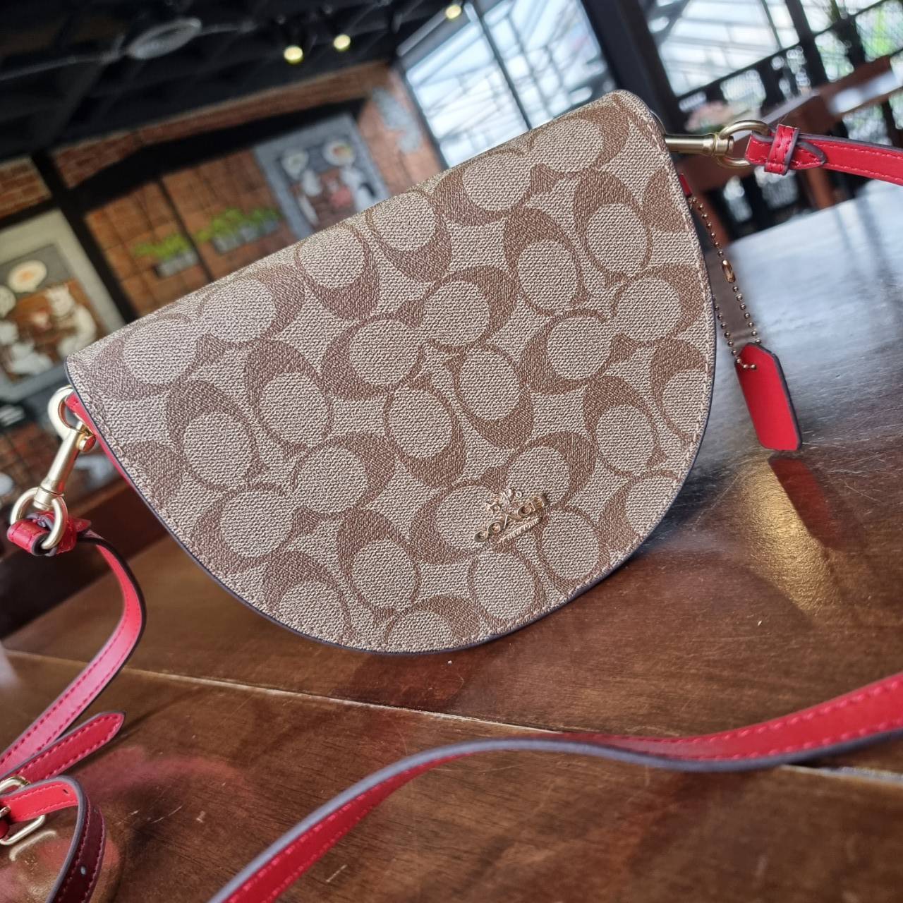 ของแท้ 💯% COACH C1430 ELLEN CROSSBODY IN SIGNATURE CANVAS กระเป๋าสะพายดีไซน์สุดเก๋ ดูดีไม่ซ้ำใคร ทรงสวยลายคลาสสิค วัสดุหนังแคนวาสเคลือบลาย ตัวขอบกระเป๋าเป็นหนังแท้