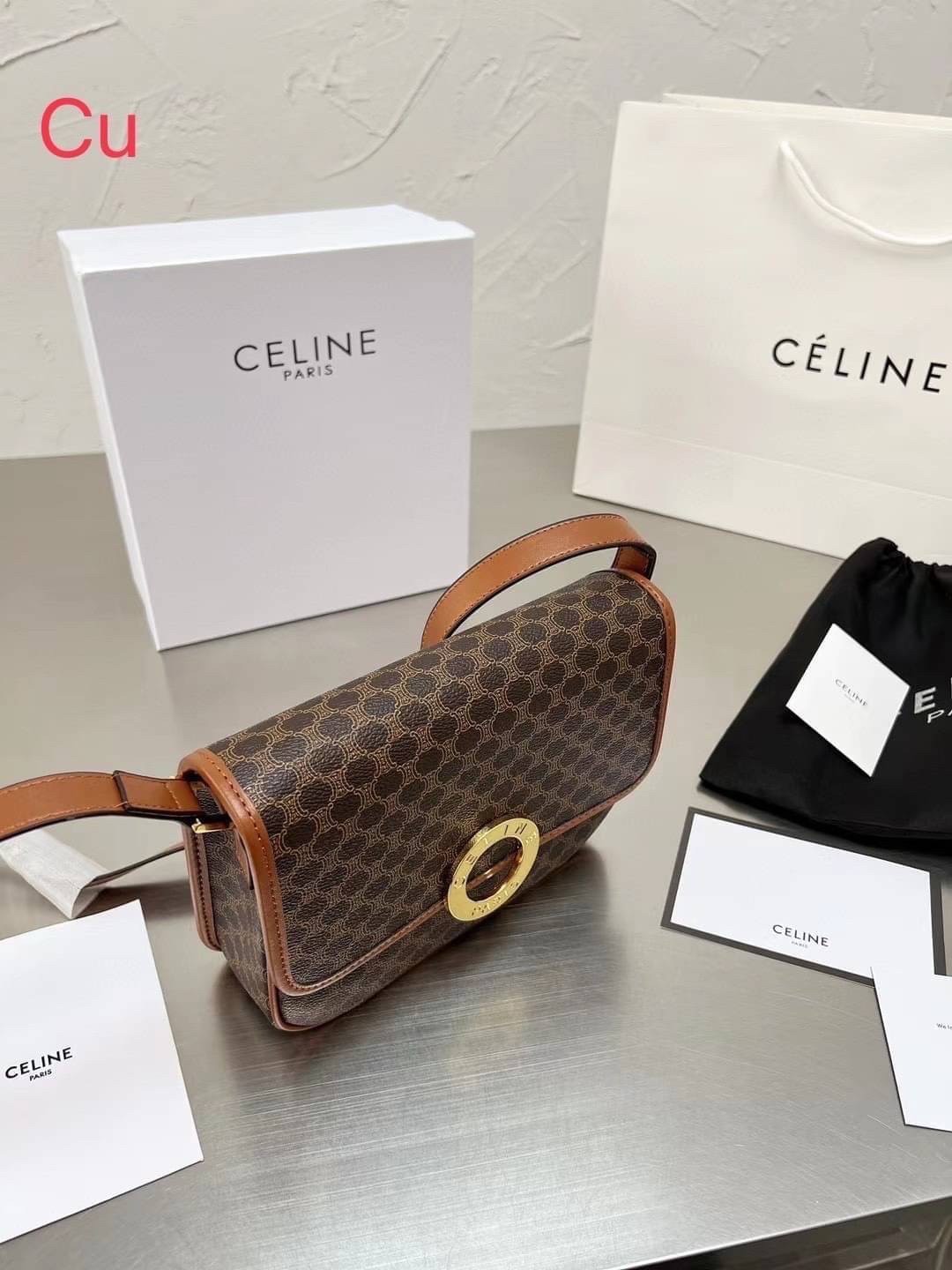 CELINE VINTAGE / CELINE Macadam crossbody bag / CELINE FOLCO BAG IN TRIOMPHE CANVAS กระเป๋าสะพายสไตล์วินเทจ หากใครที่กำลังมองหากระเป๋าสะพายข้าง ขนาดกะทัดรัด และเรียบหรู