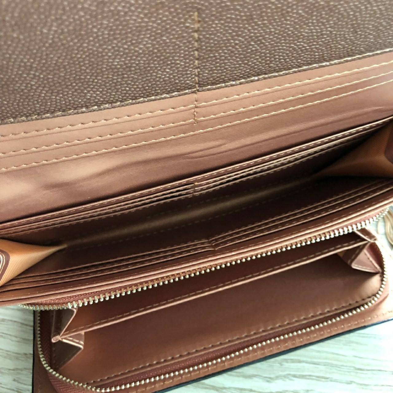 Charles & Keith Basic Long Wallet กระเป๋าสตางค์ใบยาว ตกแต่งด้วยพู่ เปิด – ปิดกระเป๋าด้วยเเม่เหล็กแบบซ่อน ภายในมีช่องใส่บัตร ช่องซิปใส่เหรียญ และช่องใส่ธนบัตร ใส่ iPhone Plus ได้ค่ะ ด้านหลังมีช่อง 1 ช่อง