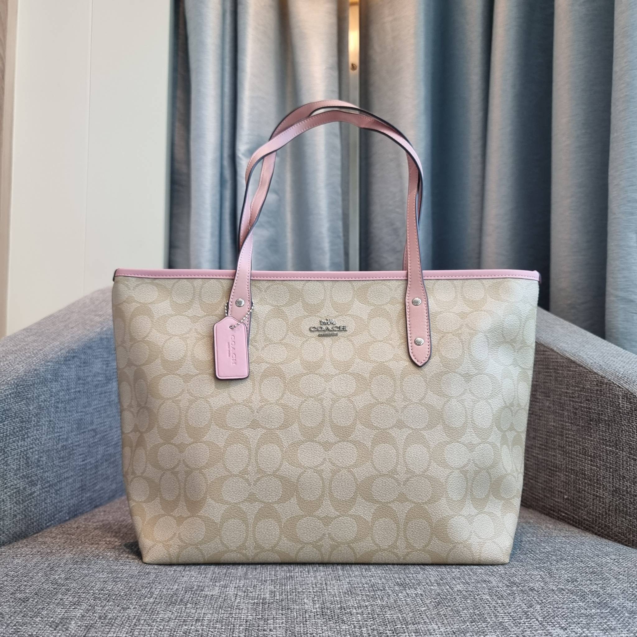 OUTLET 】COACH F58292 CITY ZIP TOTE IN SIGNATURE 16" รุ่นขายดี!! ไซส์ใหญ่ สีสวยมาให้แบบจัดเต็ม!! กระเป๋าถือทรงโท้ทใบใหญ่ สวยน่าใช้ทุกสี สะพายคล้องไหล่ได้เก๋ๆ จุของแน่นๆไปเลยจ้า!! วัสดุหนังแคนวาสคุณภาพ ปากกระเป๋าเปิด-ปิดด้วยซิป กันของหล่นได้ ถือไปไหนก็