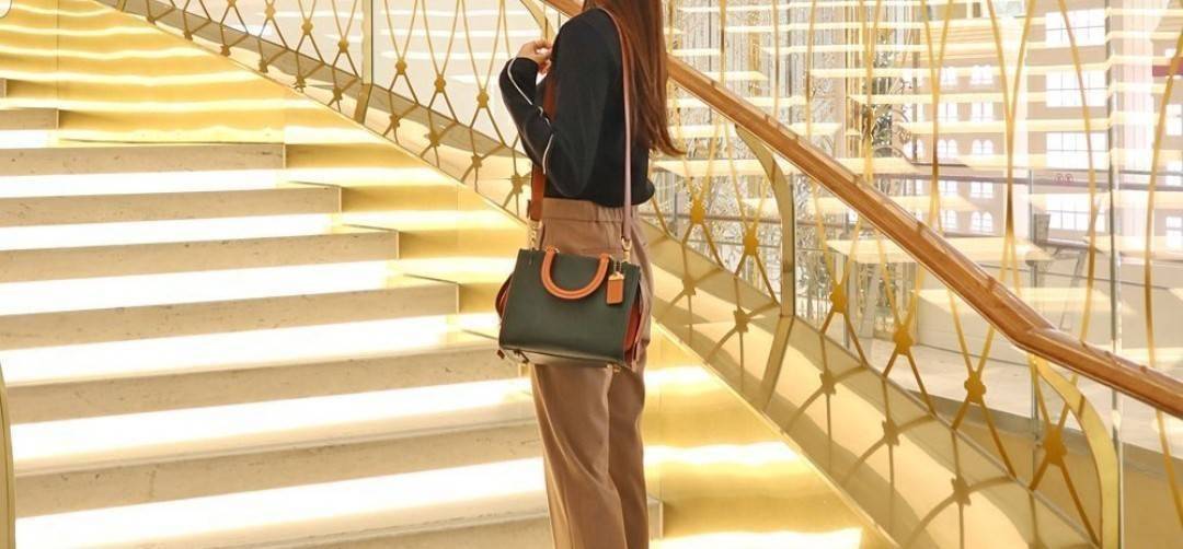 OUTLET 】COACH ROGUE 25 IN COLORBLOCK (C5575) ที่สุดแห่งความหรูหรา สุดคลาสสิค 🌺กระเป๋าหนังแท้คุณภาพเยี่ยม สัมผัสนิ่มละมุนจนต้องหลงรัก ด้านข้างเพิ่มความสวยเก๋ด้วยหนังกลับ อยู่ทรงสุดสวย น่าใช้ น่ามอง จนใครๆต้องเหลียวหลังตาม//ด้านในมี 2 ช่องกว้าง กับอ