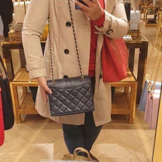 Tory Burch Savannah Convertible Shoulder Bag สาว ๆ ลุคสาวๆไม่ควรพลาด Collection นี้เลยนะคะ เป็นรุ่นที่ตอบโจทย์และครองใจสาว ๆ ได้อย่างแท้จริง เนื่องจากมีดีไซน์เรียบหรู โดยทางแบรนด์ได้ใช้เทคนิคการเย็บบนหนังเป็นลายเส้น (Chevron) ทำให้กระเป๋าดูมีราคามากยิ่งขึ