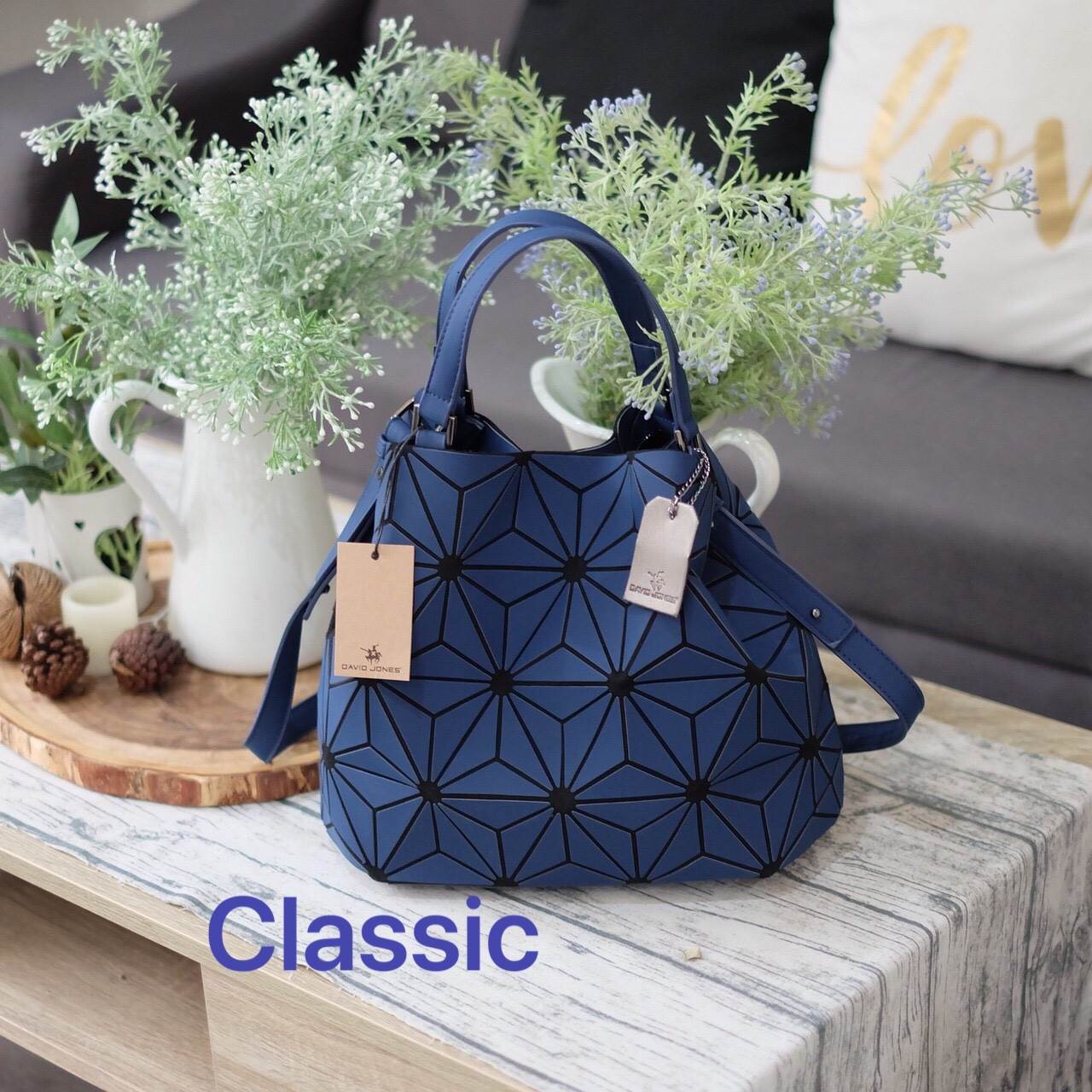 New Collection ka ' Matte Color ' ✨✨ สีด้าน มีให้เลือกถึง 4 สี 🍭🍭แถมยังลาย Limited edition หายาก 👍ปรับทรงได้ 2 แบบ น่ารักมาก จากแบรนด์ David Jones กระเป๋าสะพายข้างดีไซน์เกร๋มาก สีสวยหรูมาก ขนาดกะลังดีเลย น้ำ