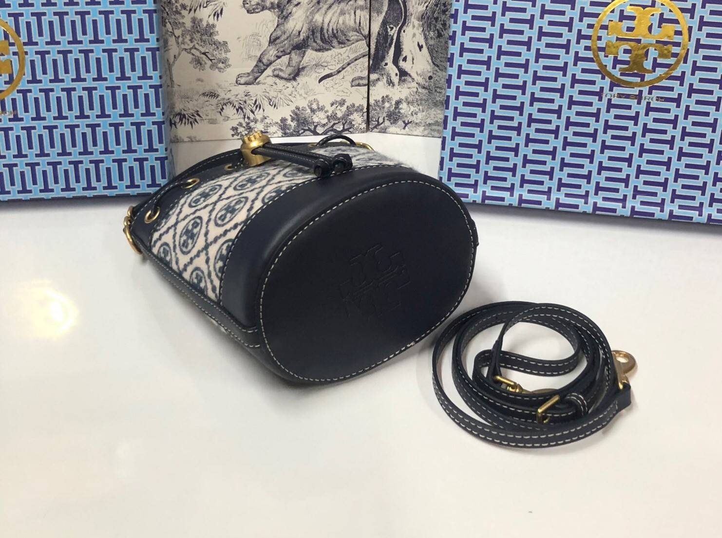 Mini : Tory Burch T Monogram Chenille Bucket Bag เปิดตัวอีกหนึ่งรุ่นกับกระเป๋าลาย T MONOGRAM รุ่นใหม่ล่าสุดจาก TORY BURCH พลาดไม่ได้กับโลโก้สุดคลาสสิก ลวดลาย T Monogram คือวัสดุ chenille หรือที่เรียกว่า ด้านไหมกำมะหยี่ มารังสรรค์ลงบนกระเป๋าBucketใบนี้ เป็