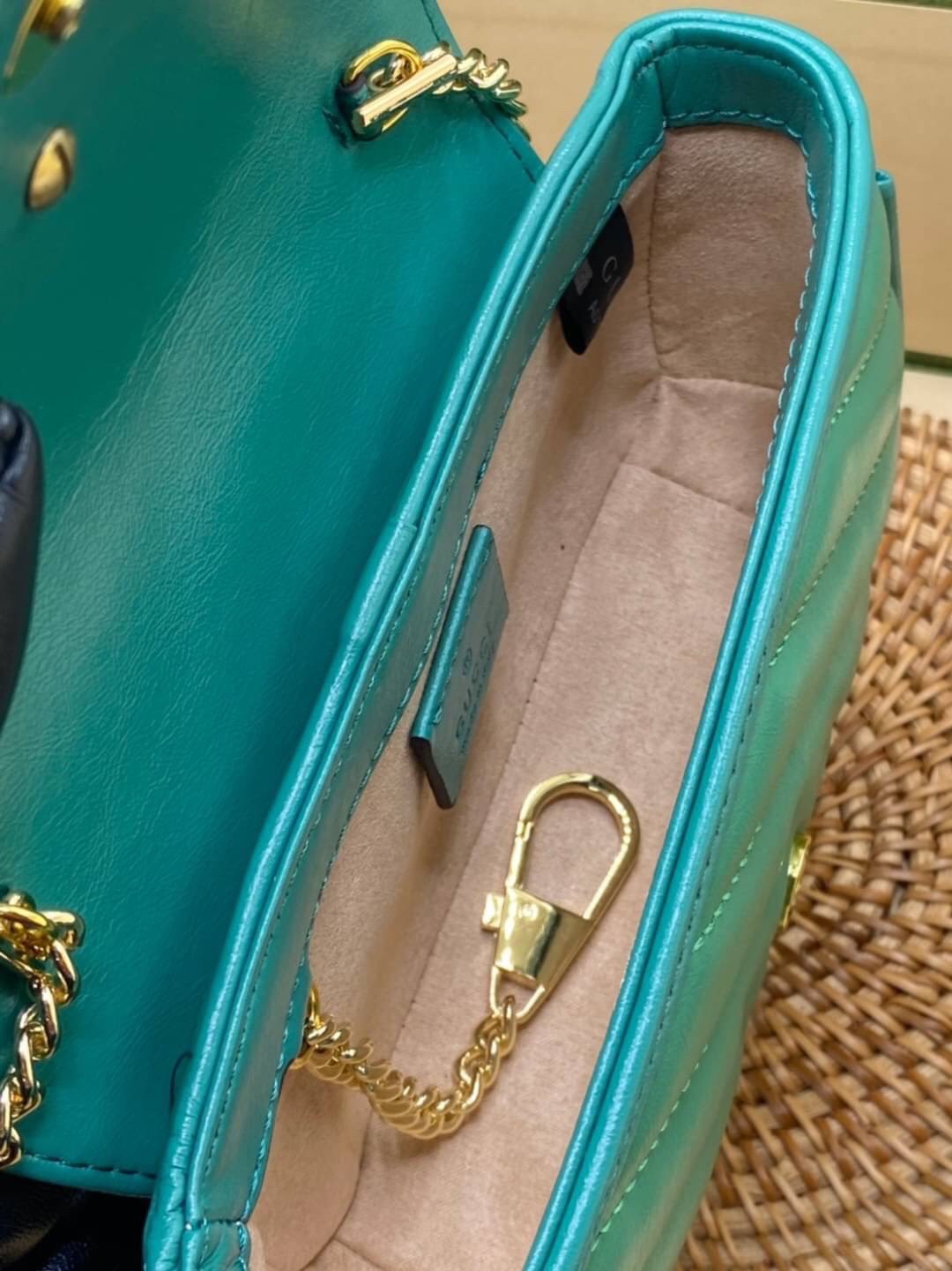 หนังแท้ VIP GIFT 】GUCCI GG Marmont super bag [mini & small] กระเป๋าสะพายข้าง โทนสีสดใสเล่นสีทูโทนตัดกันอย่างลงตัว เฟี๊ยดมากค่ะ ไซส์กะทัดรัด พกพาง่าย น้ำหนักเบา ดีไซน์สวย ภายในโล่งกว้าง มาพร้อมสายสะพายโซ่อะไหล่ทองในตัว ปรับใช้ได้ทั้งแบบสะพายเดี่ยว และสะพาย