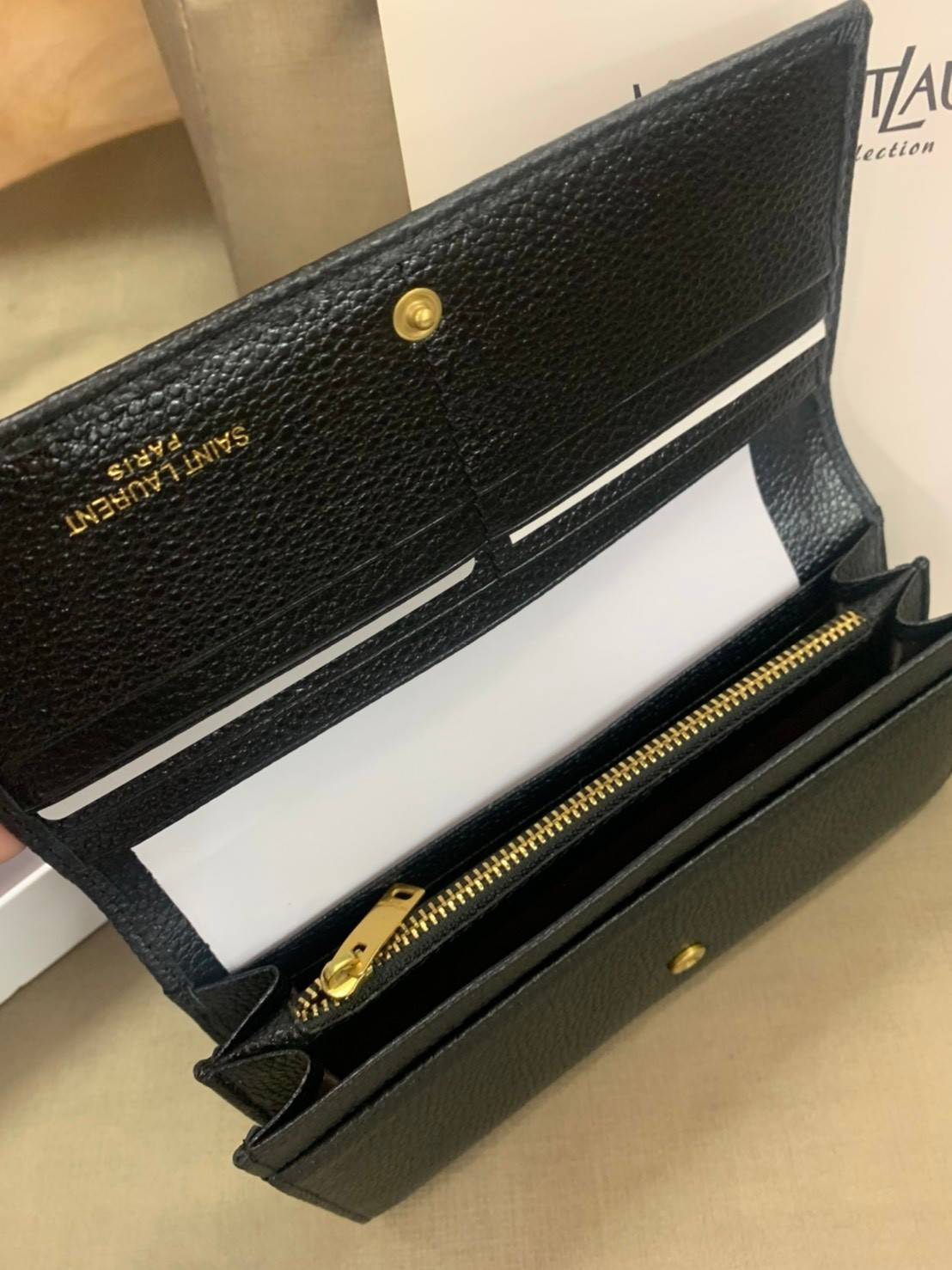 กระเป๋าสตางค์ใบยาว SAINT LAURENT YSL BAG VIP GIFT WITH PURCHASE (GWP) พรีเมี่ยมกิ้ฟ Limited Edition จาก YSL DUTY FREE COUNTER วัสดุหนังแกะหนังเคราะห์ ตกแต่งลวดลายหนังจรเข้ หนังขึ้นรูปเงาสวย ทรงหรู ดูดีมากๆค่ะ น้ำหนักเบา จับถนัดมือ